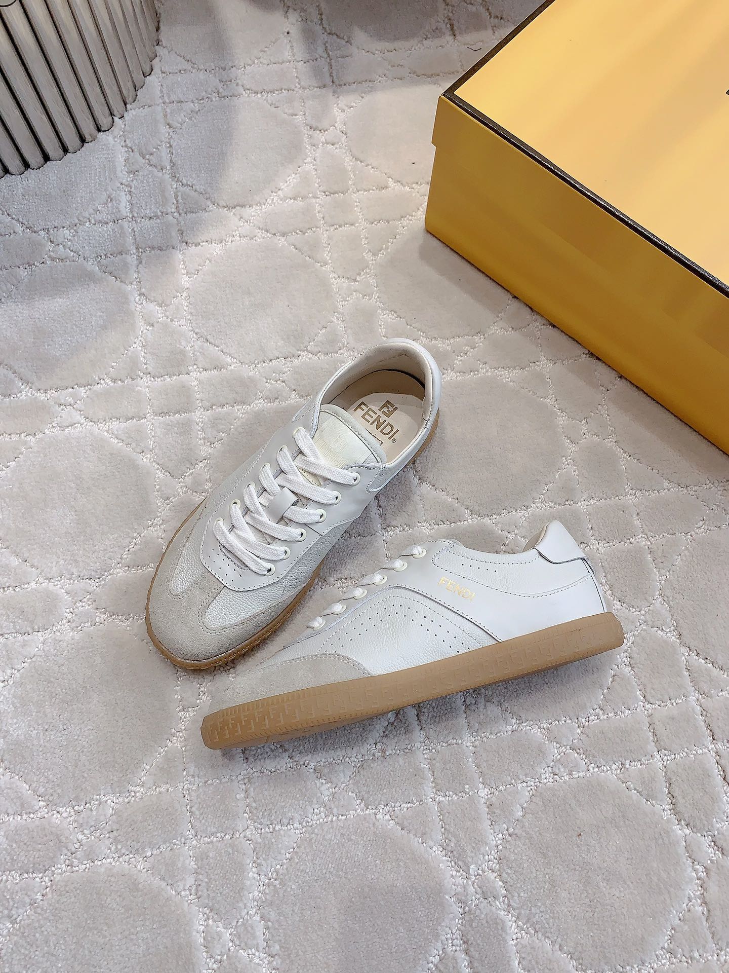 New White Shoes with Classic Style and Comfortable Design in Sizes 35-39 - 图片 3
