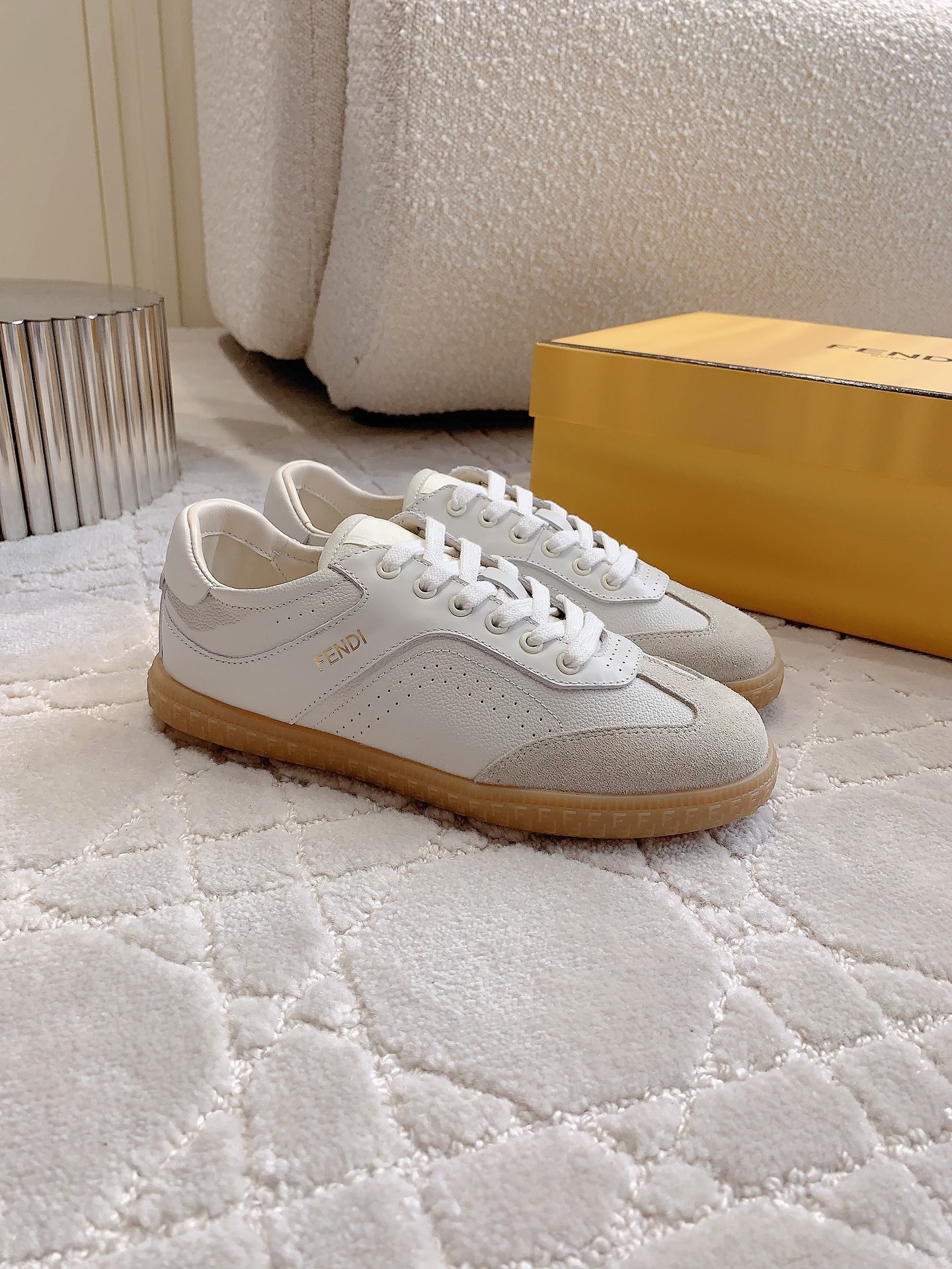 New White Shoes with Classic Style and Comfortable Design in Sizes 35-39 - 图片 2