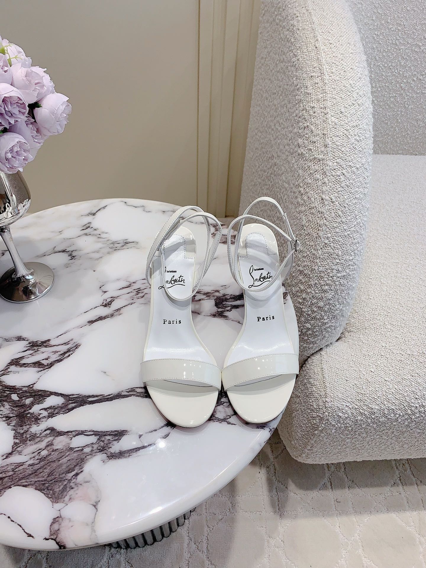 NO:442536,Christian Loubouti* New red-soled high-heeled sandals. The smooth curves outline the graceful style. The sexy style. The classic style of the past, cowhide, inner footbed sheepskin. Original imported AR1 top-grade leather outsole. Heel height 8.5cm. Size 35-39 (customized for 34.40.41.42.43), high heels, sandals, high heels, cowhide, sheepskin, Leather soles19860909Christian Loubouti* 新款红底高跟凉鞋 流畅的曲线勾勒曼妙风情 尽显性感风姿 万年经典款 鞋面牛皮 内里垫脚羊皮 原版进口AR1顶级真皮大底 跟高8.5cm 尺码35-39（34.40.41.42.43定做）,高跟鞋,sandals,high heels,cowhide,sheepskin,Leather soles,Women's Shoes