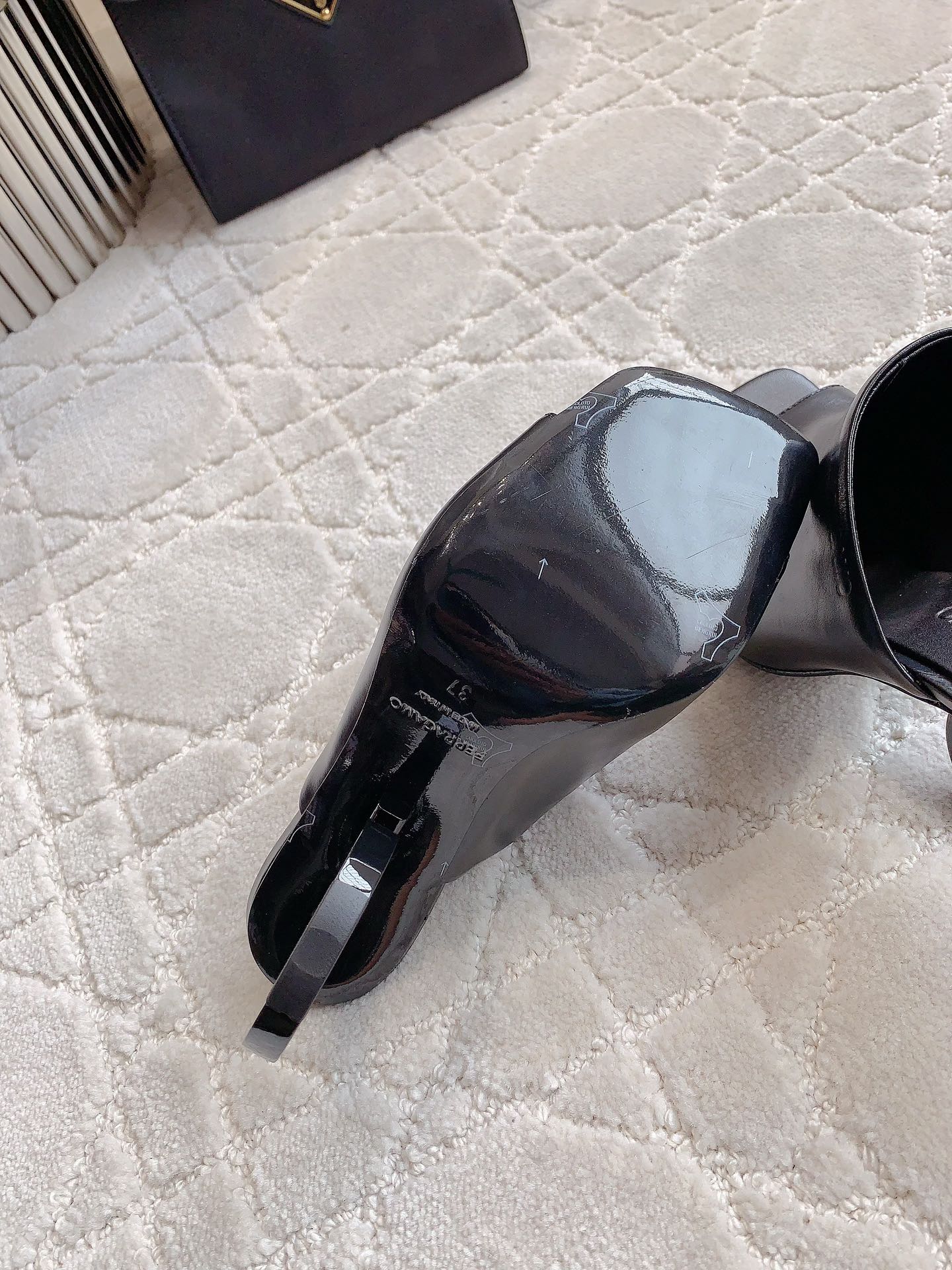 Ferragamo’s Stylish 588 High-Heel Sandals with Signature Logo Heel. - 图片 8
