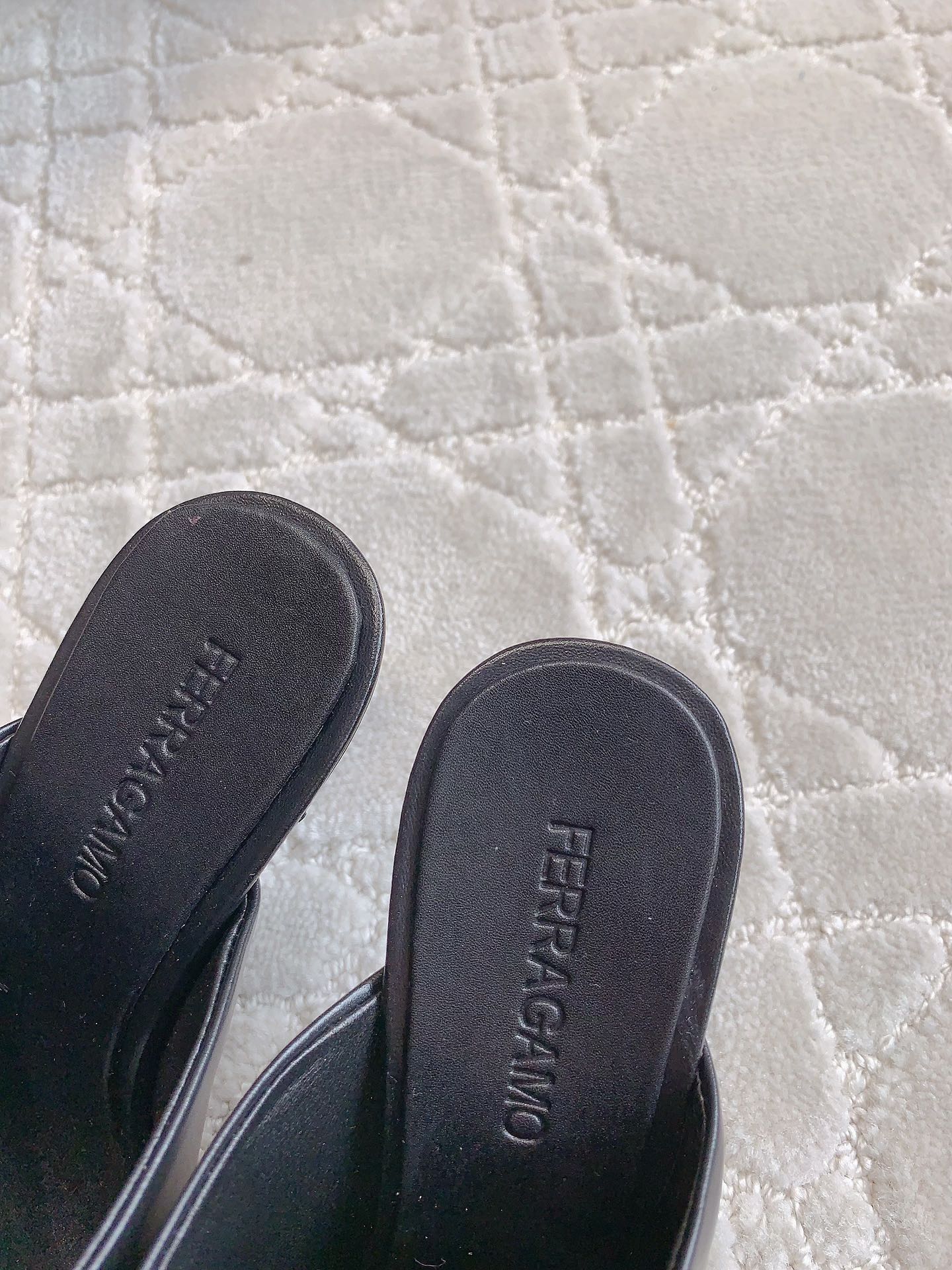 Ferragamo’s Stylish 588 High-Heel Sandals with Signature Logo Heel. - 图片 6