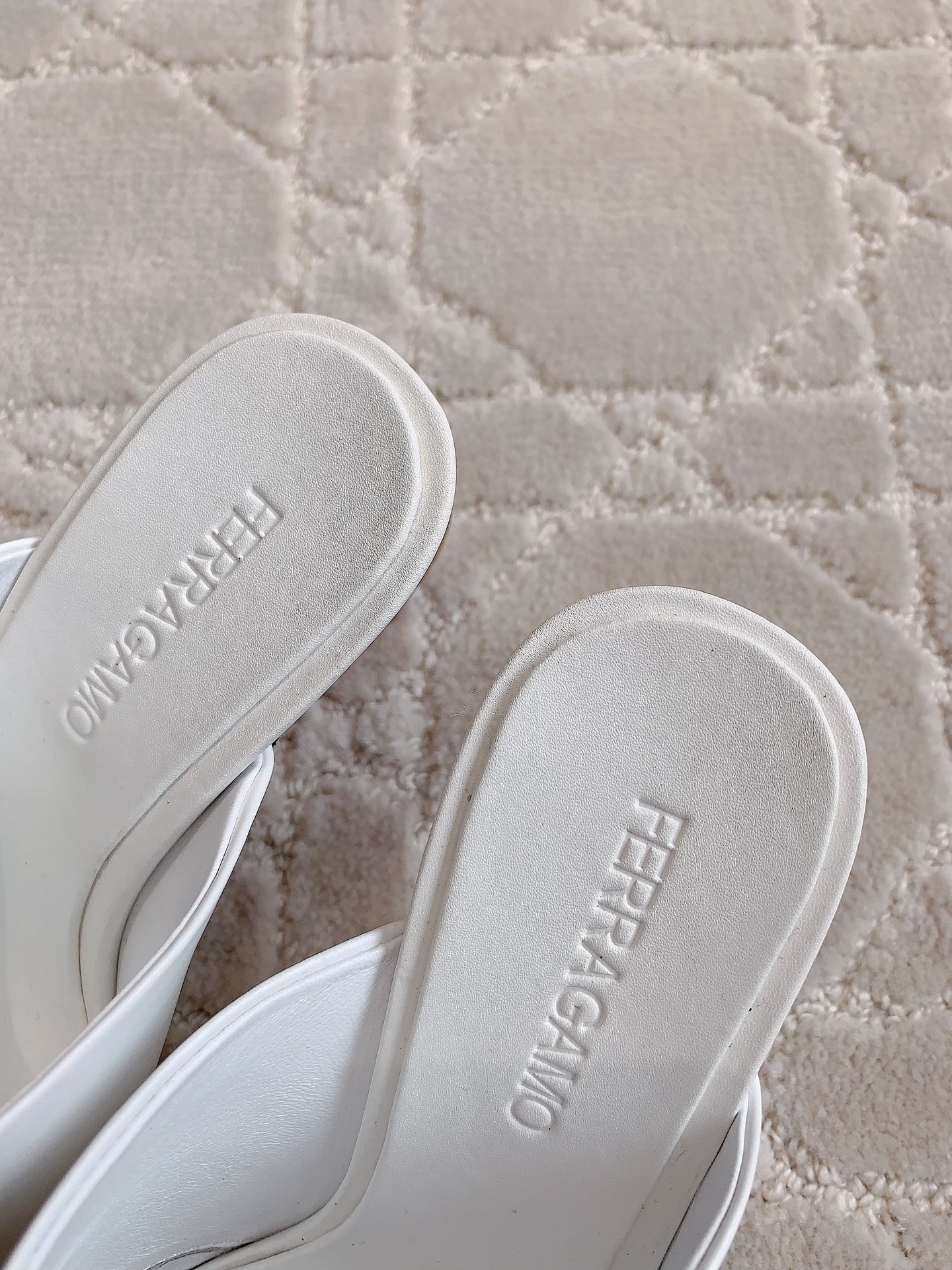 Ferragamo’s 588 High-Heel Sandals: Italian Luxury with Star Quality - 图片 6