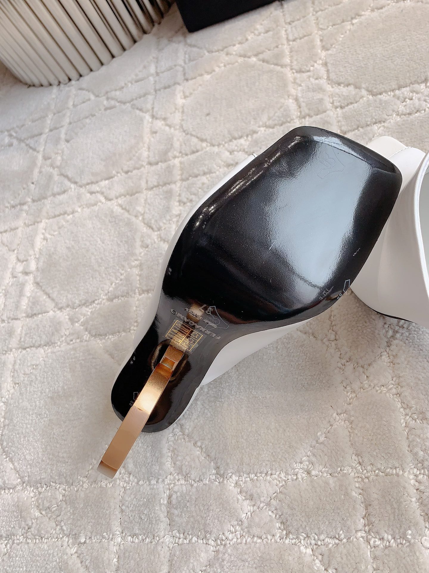 Ferragamo’s 588 High-Heel Sandals: Italian Luxury with Star Quality - 图片 8