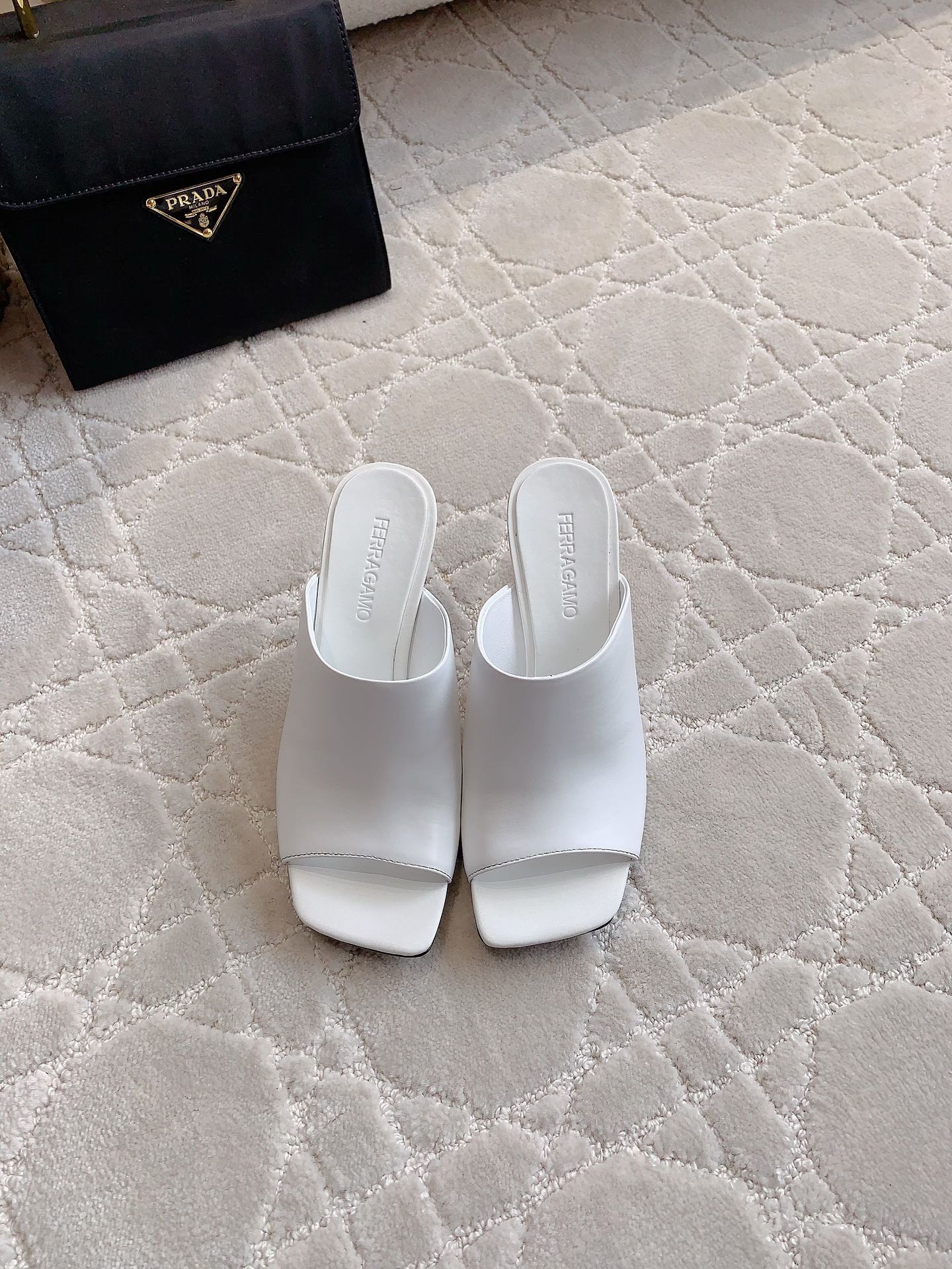 Ferragamo’s 588 High-Heel Sandals: Italian Luxury with Star Quality - 图片 4