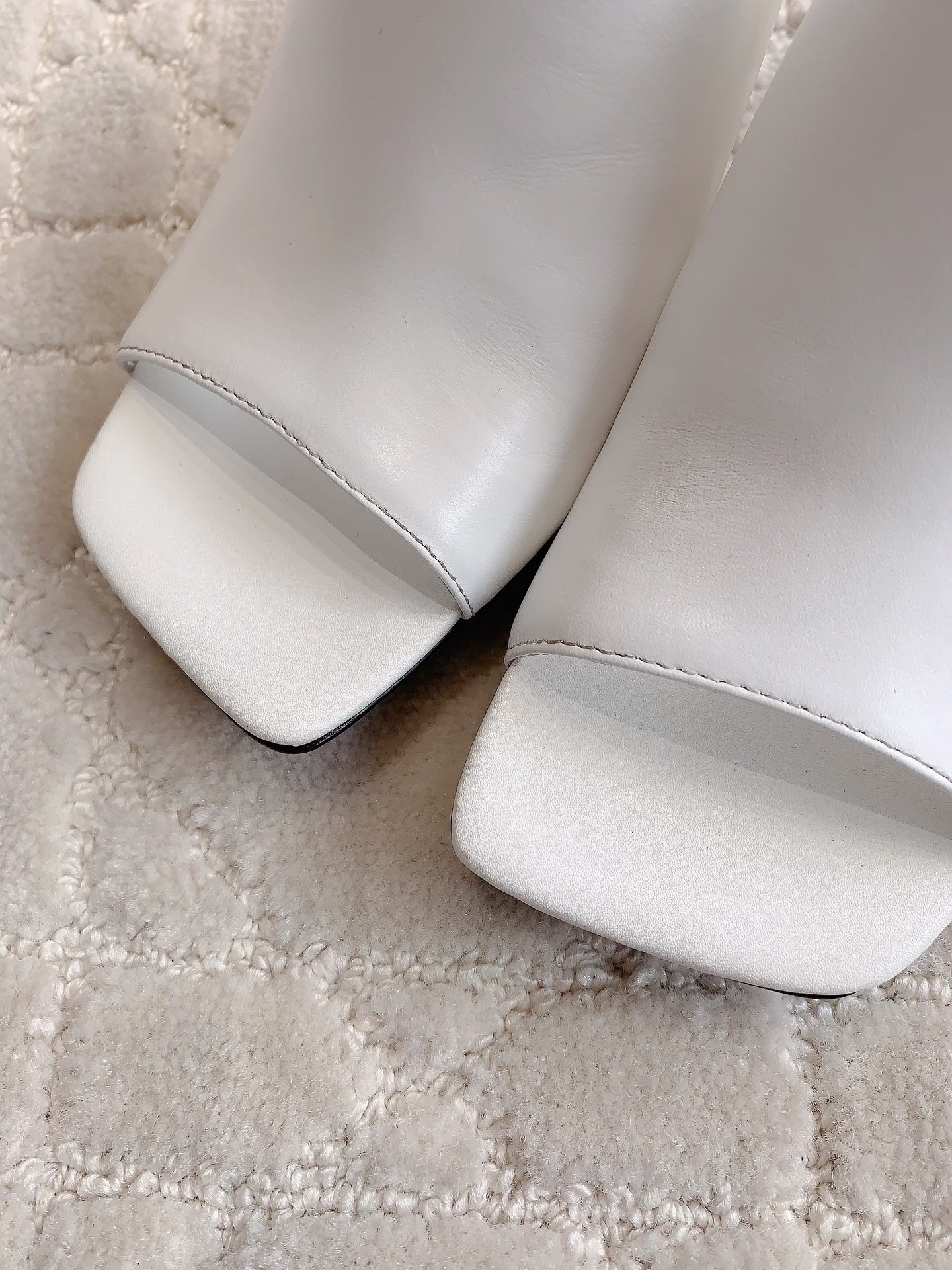 Ferragamo’s 588 High-Heel Sandals: Italian Luxury with Star Quality - 图片 5