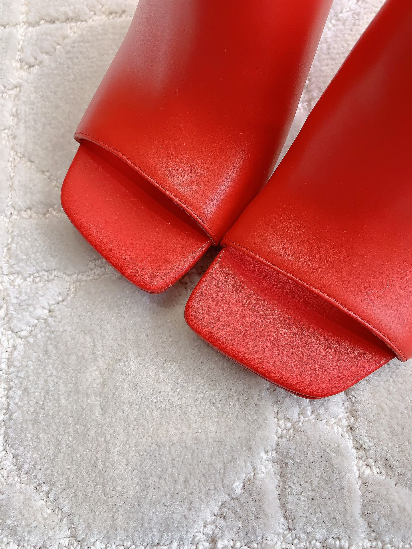 Ferragamo’s New High-Heel Sandals: Luxury Italian Design with Iconic Logo Heel - 图片 5