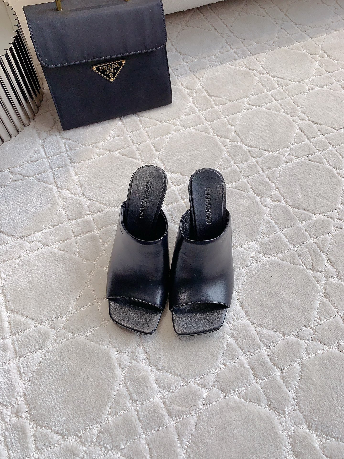 Ferragamo’s Stylish 588 High-Heel Sandals with Signature Logo Heel. - 图片 4