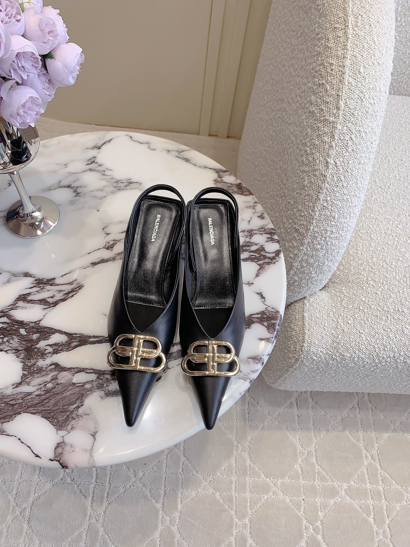 NO:251670,Balancing* classic small heel empty shoes, small pointed toe design elongate the leg lines, classic double B-buckle decoration atmospheric and durable, calfskin upper, inner footbed sheepskin Italian leather outsole heel height 3cm size 35-39 (34 40 41 custom), sandals, sandals, cowhide, sheepskin, Leather soles19860909Balancing*经典款小跟后空鞋 小尖头设计拉长腿部线条 经典双B扣装饰大气又耐看 鞋面小牛皮 内里垫脚羊皮 意大利真皮大底 跟高3cm 尺码35-39（34 40 41定制）,凉鞋,sandals,cowhide,sheepskin,Leather soles,Women's Shoes