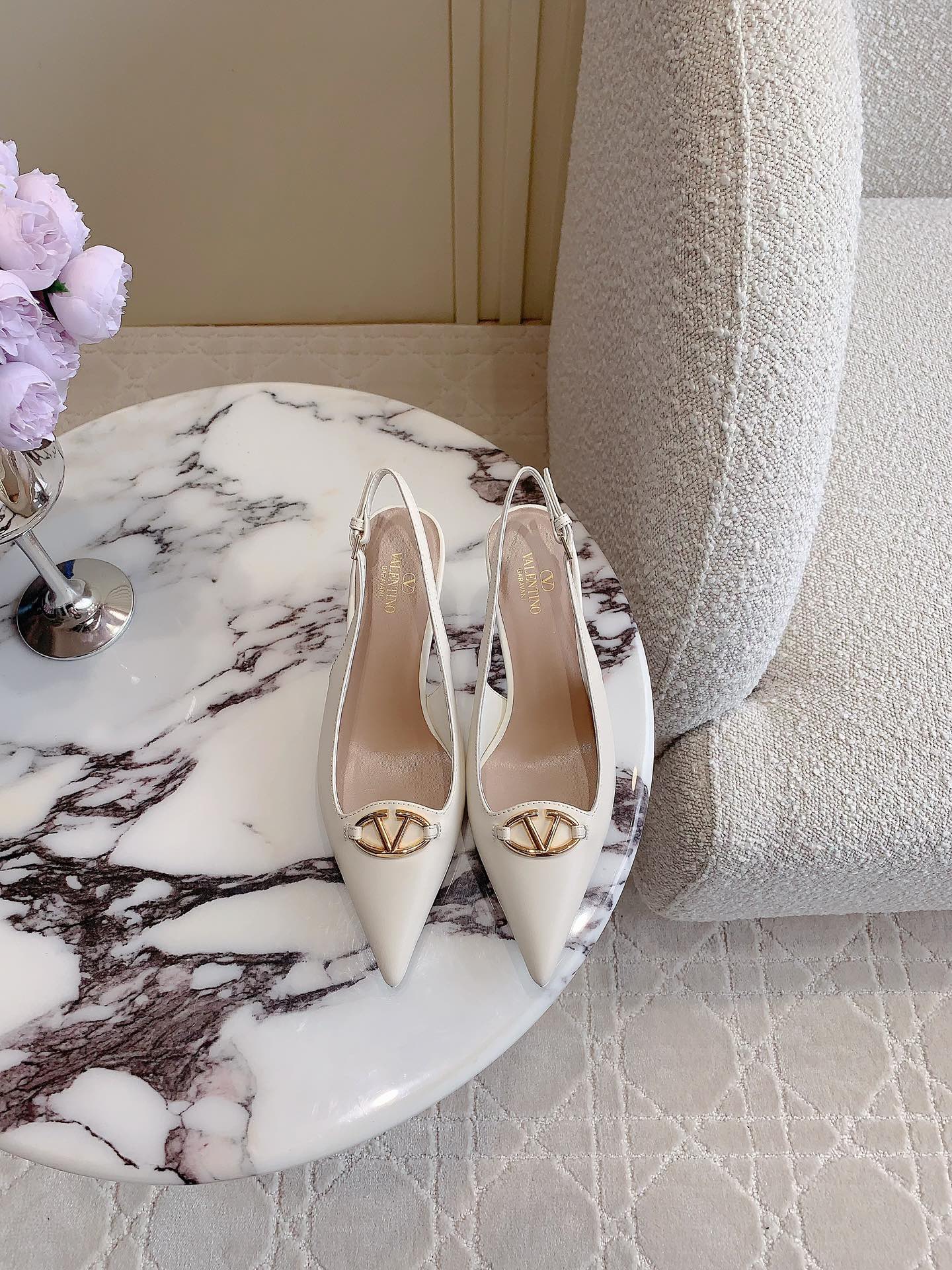NO:817478,VALENTIN* new catwalk pointy toe back empty series, very beautiful, the shoe shape is so beautiful, small pointed toe design with small V buckle, elegant and refined, calfskin upper, sheepskin lining, Italian genuine leather outsole, heel height 6cm, size 35-39 (40 41 42 customized), high-heeled sandals, valentino, sandals, high heels, cowhide, sheepskin, Leather soles19860909VALENTIN*新款走秀尖头后空系列 狠狠种草 鞋型美到心巴上了 小尖头设计搭配小Ｖ扣 优雅精致 鞋面小牛皮 内里垫脚羊皮 意大利真皮大底 跟高6cm 尺码35-39（40 41 42定做）,高跟鞋凉鞋,valentino,sandals,high heels,cowhide,sheepskin,Leather soles,Women's Shoes