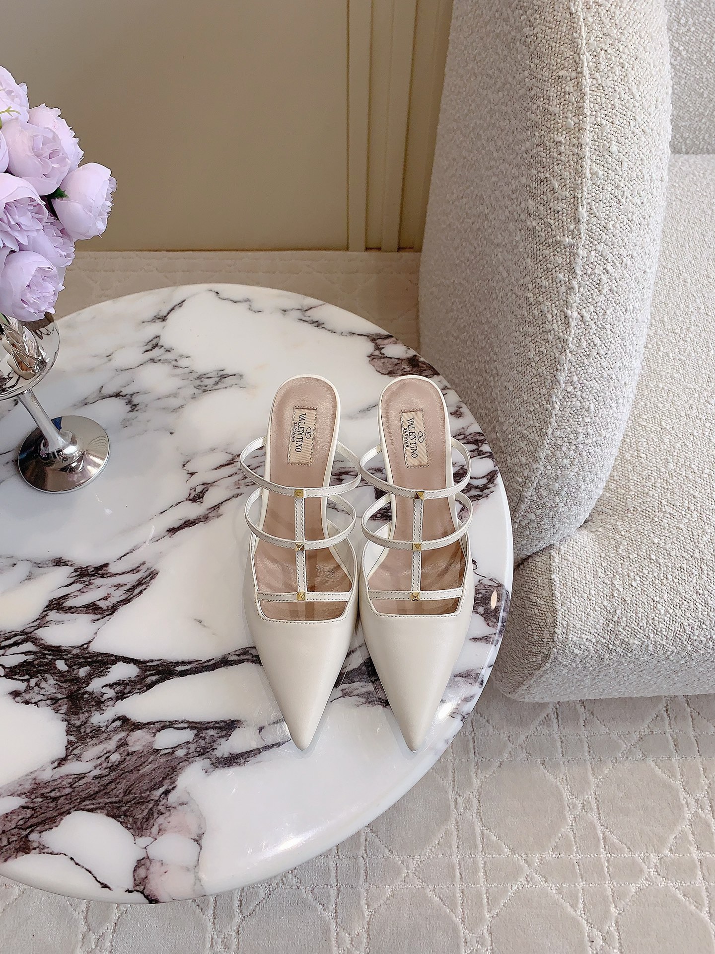 NO:817466,VALENTIN* new catwalk pointed-toe high-heeled slippers. Very beautiful. The shape of the shoe is so beautiful. The small pointed toe is designed with small rivets. Exquisite and elegant. Upper calfskin. Lining sheepskin. Italian genuine leather outsole. Heel height 6cm. Size 35-39 (40 41 42 customized), half-slip heels, valentino, high heels, slippers, cowhide, sheepskin, Leather soles.19860909VALENTIN*新款走秀尖头高跟拖鞋 狠狠种草 鞋型美到心巴上了 小尖头搭配小铆钉设计 精致优雅 鞋面小牛皮 内里垫脚羊皮 意大利真皮大底 跟高6cm 尺码35-39（40 41 42定做）,半拖高跟鞋,valentino,high heels,slippers,cowhide,sheepskin,Leather soles,Women's Shoes