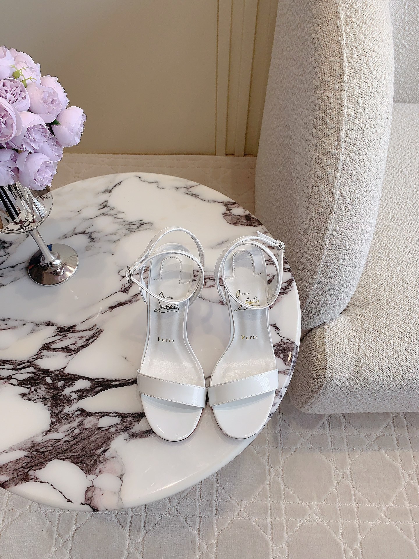 NO:442579,Christian Loubouti* New red-soled high-heeled sandals. The smooth curves outline the graceful style. The sexy style. The classic style of the past, cowhide, inner footbed sheepskin. Original imported AR1 top-grade leather outsole. Heel height 9.5cm. Size 35-39 (customized for 34.40.41.42.43), high heels, sandals, high heels, cowhide, sheepskin, Leather soles19860909Christian Loubouti* 新款红底高跟凉鞋 流畅的曲线勾勒曼妙风情 尽显性感风姿 万年经典款 鞋面牛皮 内里垫脚羊皮 原版进口AR1顶级真皮大底 跟高9.5cm 尺码35-39（34.40.41.42.43定做）,高跟鞋,sandals,high heels,cowhide,sheepskin,Leather soles,Women's Shoes