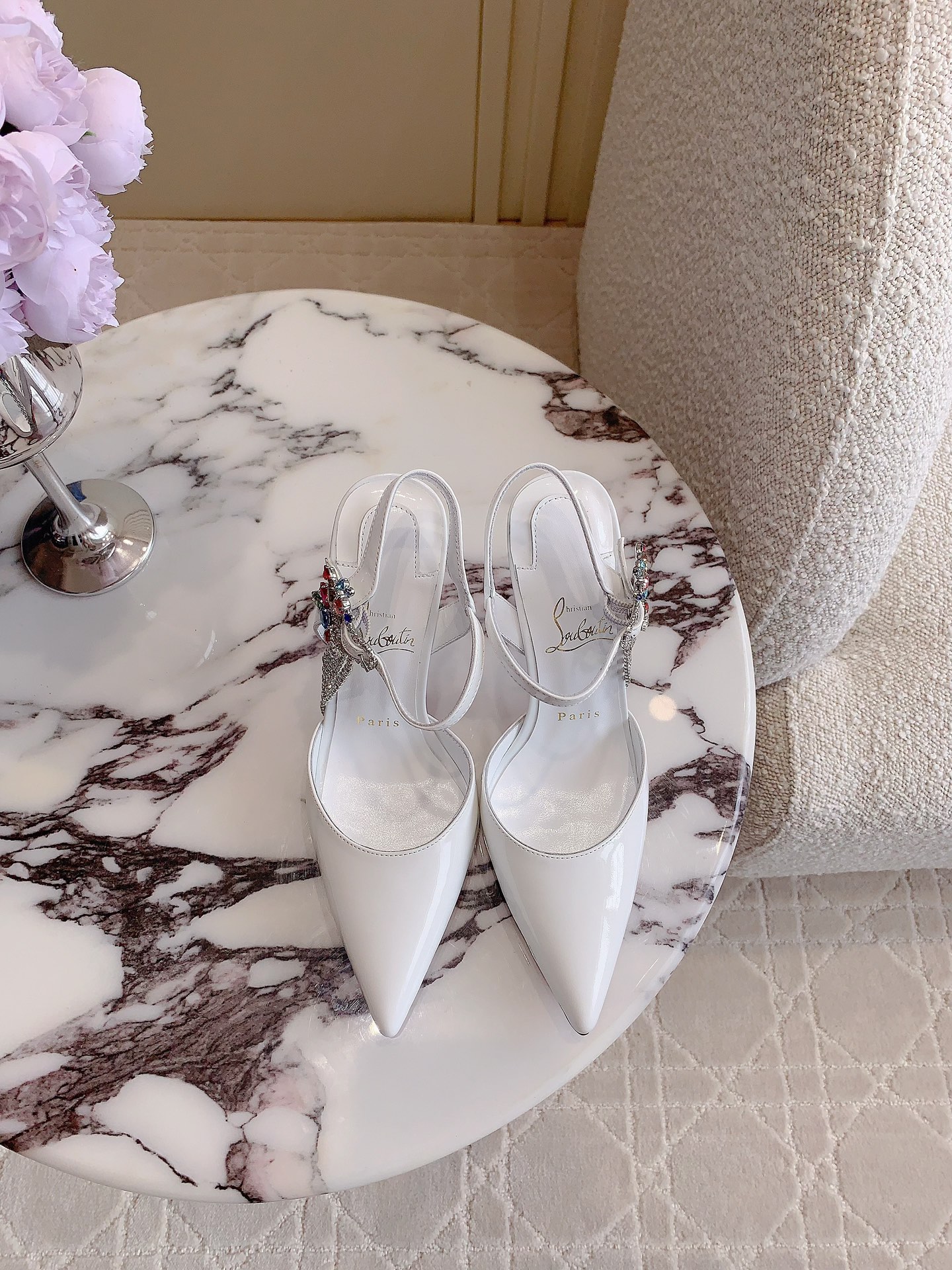 NO:392464,Christian Loubouti* New gem tassel red-soled high-heeled sandals. The smooth curve outlines the graceful style. The sexy style is fully displayed. The upper is ox patent leather/silk. Original mold opening diamond buckle. The inner foot pad sheepskin. The original imported AR1 top-grade genuine leather outsole. Heel height. Heel height 10.5cm. Size 35-39 (customized for 34.40.41.42.43). High heels, sandals, high heels, sheepskin, real silk, Leather soles.19860909Christian Loubouti* 新款宝石流苏红底高跟凉鞋 流畅的曲线勾勒曼妙风情 尽显性感风姿 鞋面牛漆皮/真丝 原版开模钻扣 内里垫脚羊皮 原版进口AR1顶级真皮大底 跟高 跟高10.5cm 尺码35-39（34.40.41.42.43定做）,高跟鞋,sandals,high heels,sheepskin,real silk,Leather soles,Women's Shoes