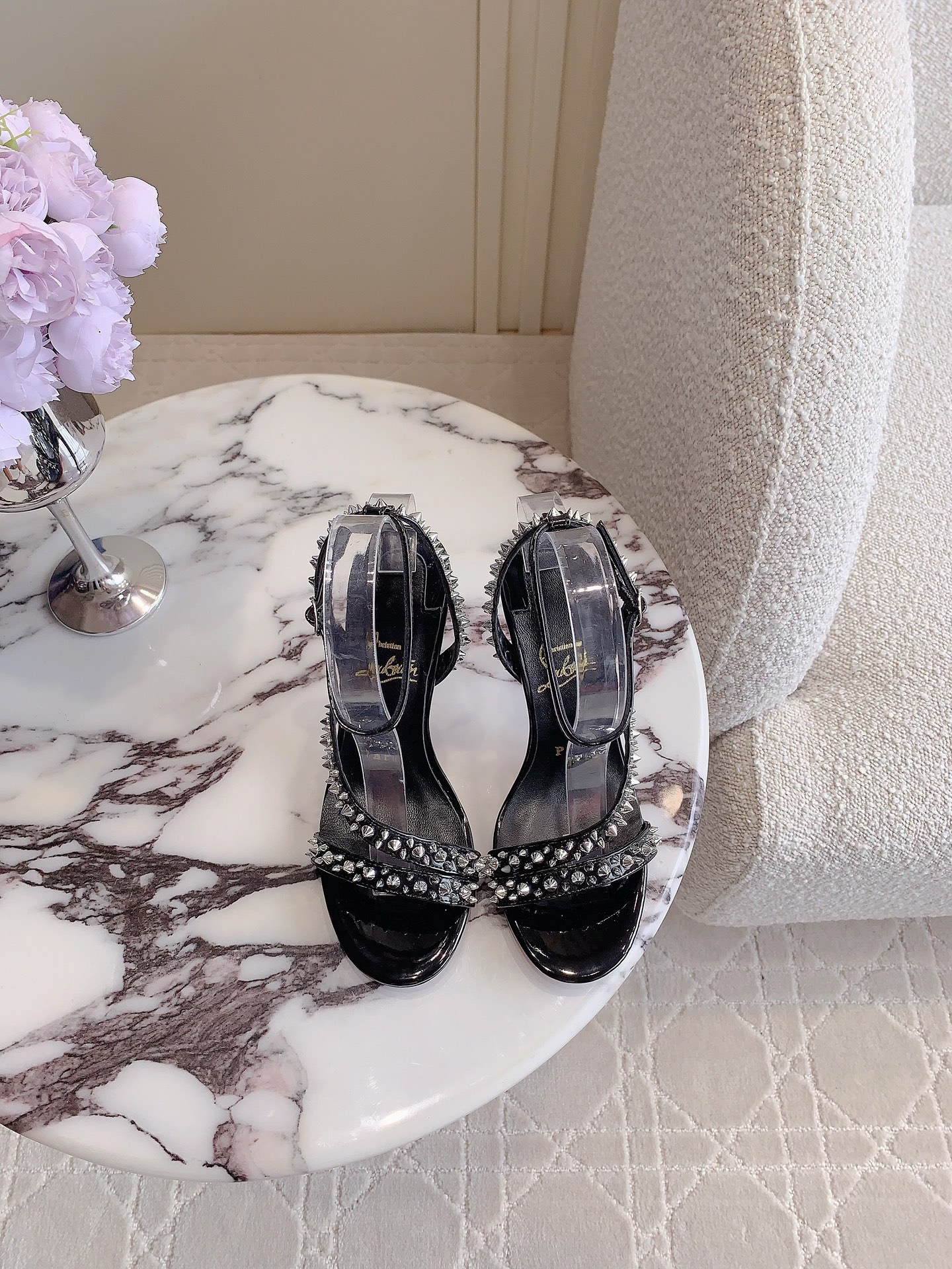 NO:392474,Christian Loubouti* New rivet red-soled high-heeled sandals Wild and sexy beauty Smooth curves outline the graceful style Showing sexy style A thousand-year classic model Upper original rivets with sheepskin inner foot padding Original imported AR1 top-grade leather outsole Heel height 9.5cm Size 35-39 (34.40.41.42.43 Customized), high heels, sandals, high heels, sheepskin, Leather soles19860909Christian Loubouti* 新款铆钉红底高跟凉鞋 野性与性感之美 流畅的曲线勾勒曼妙风情 尽显性感风姿 万年经典款 鞋面羊皮原版铆钉 内里垫脚羊皮 原版进口AR1顶级真皮大底 跟高9.5cm 尺码35-39（34.40.41.42.43定做）,高跟鞋,sandals,high heels,sheepskin,Leather soles,Women's Shoes