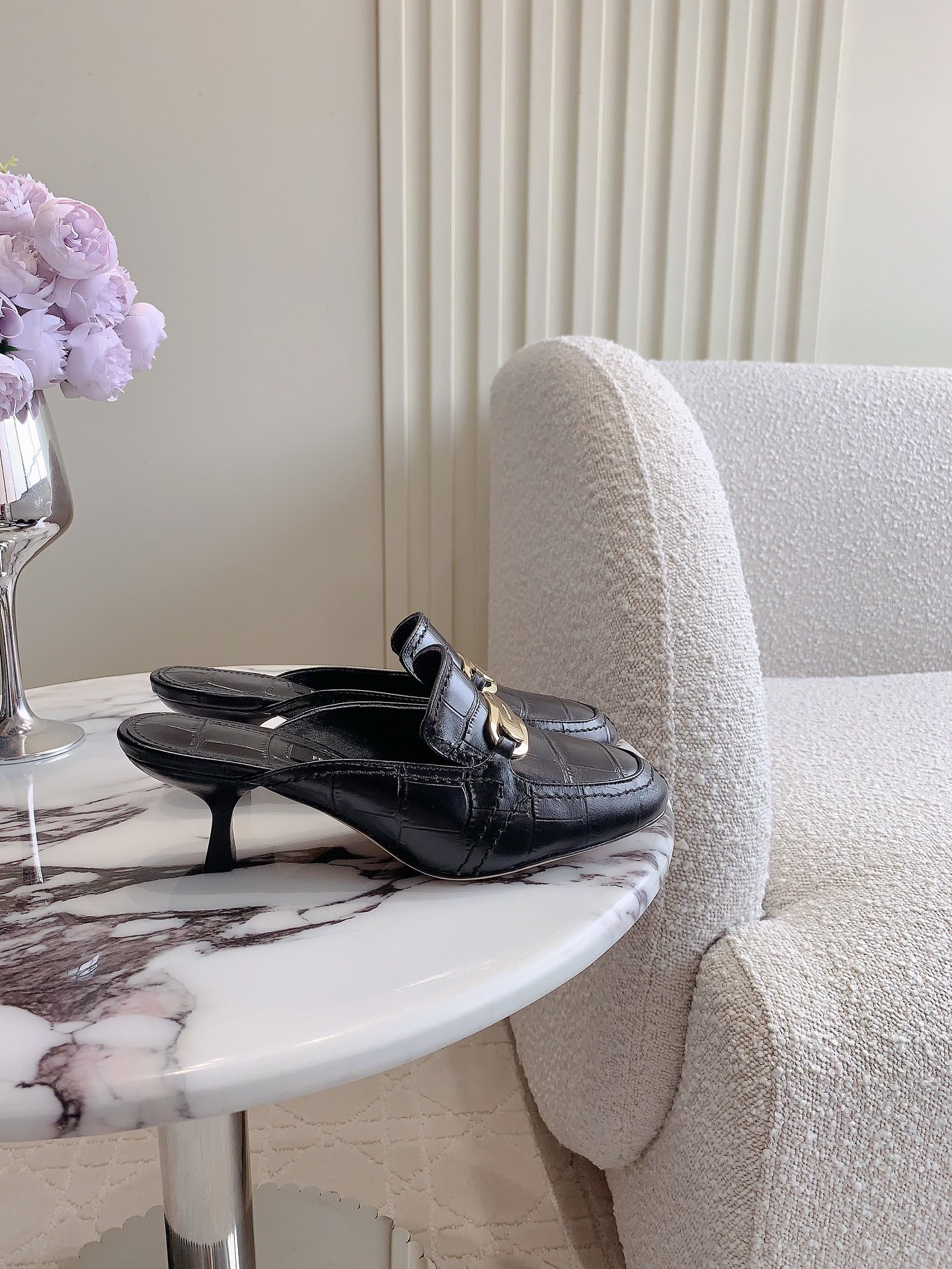 Ferragam’s Elegant Monolithic Half-Shoe in Size 35-39 with Oxen Skin and Italian Leather - 图片 3