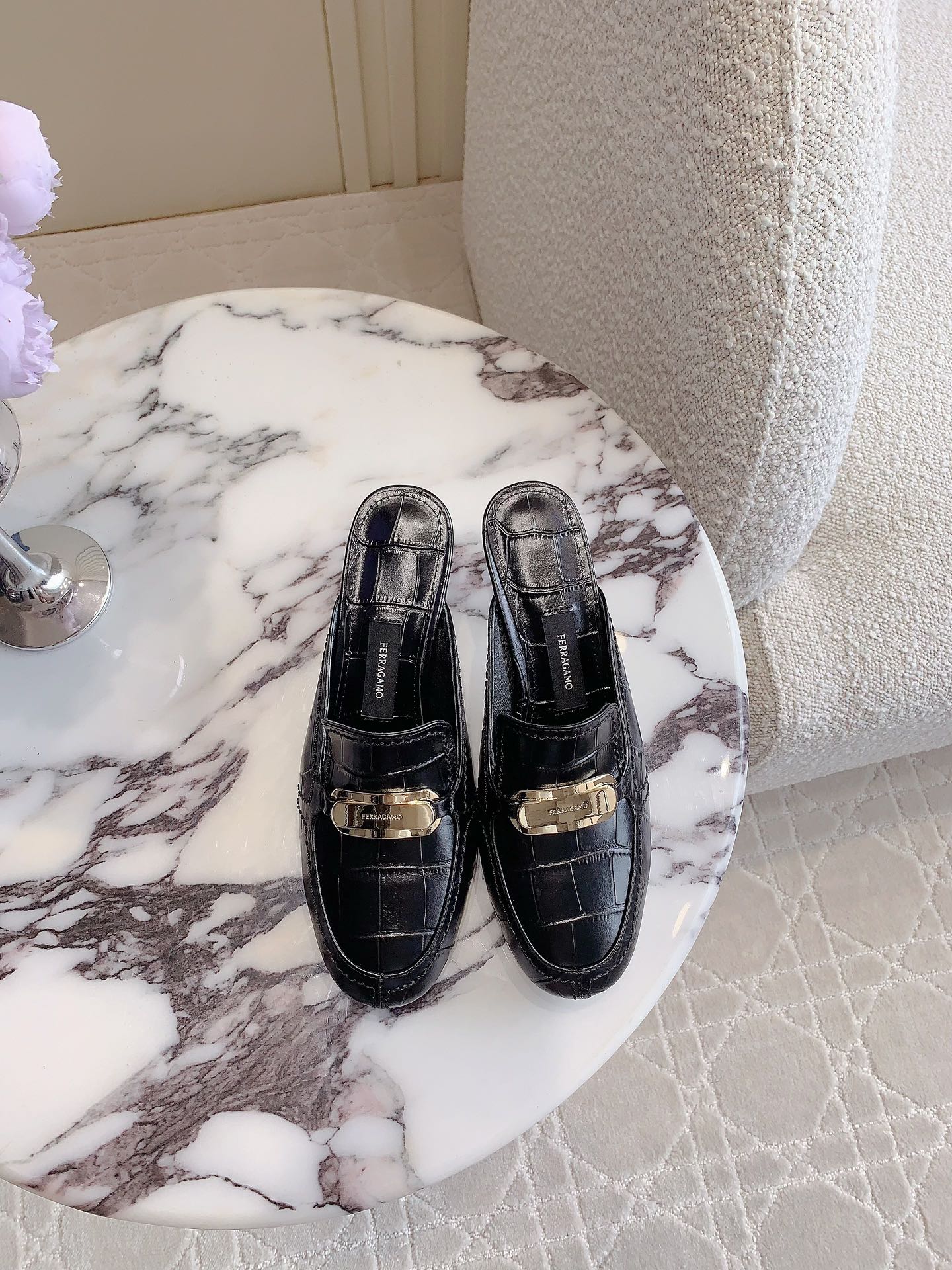 Ferragam’s Elegant Monolithic Half-Shoe in Size 35-39 with Oxen Skin and Italian Leather - 图片 2