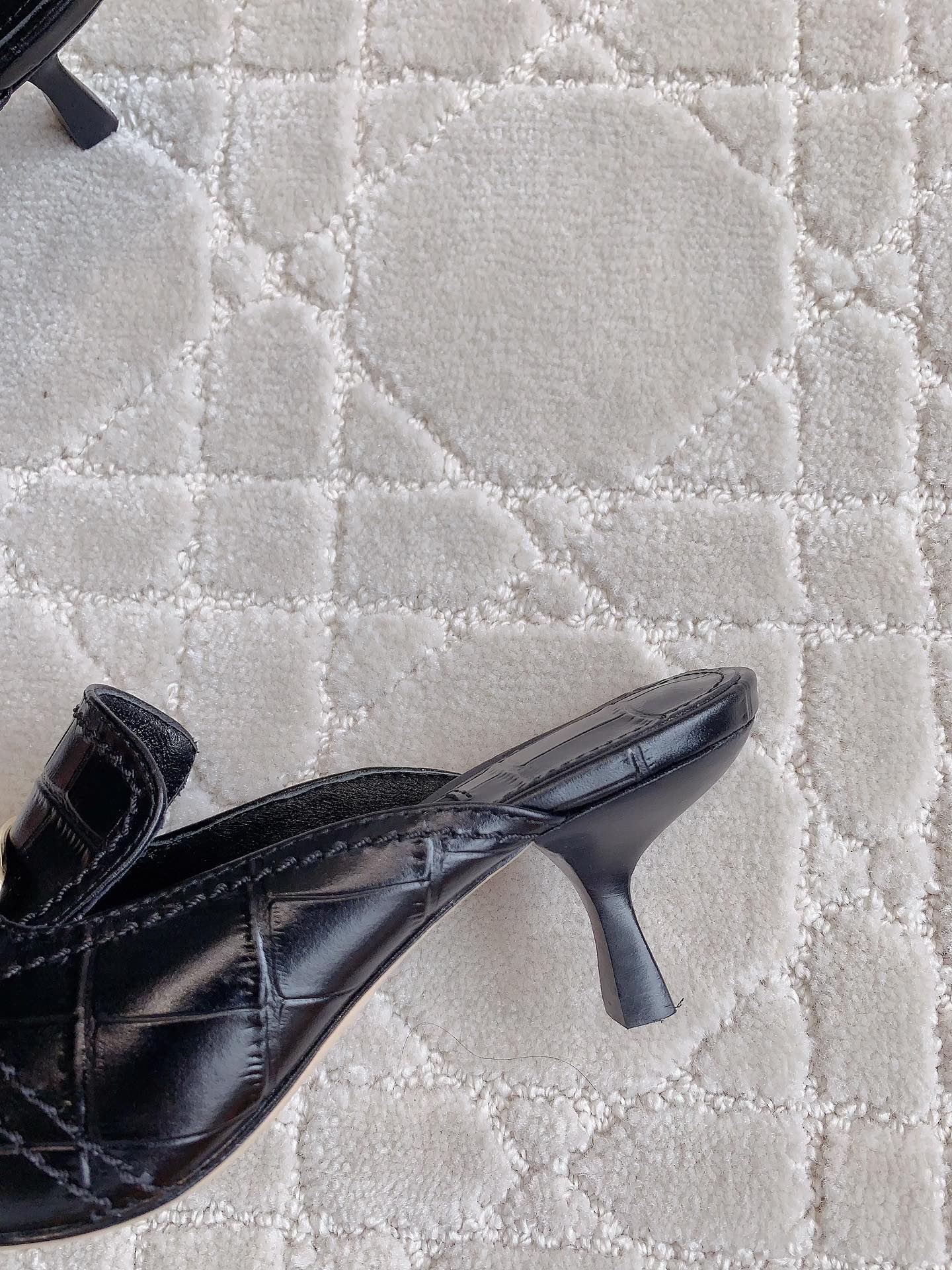 Ferragam’s Elegant Monolithic Half-Shoe in Size 35-39 with Oxen Skin and Italian Leather - 图片 8