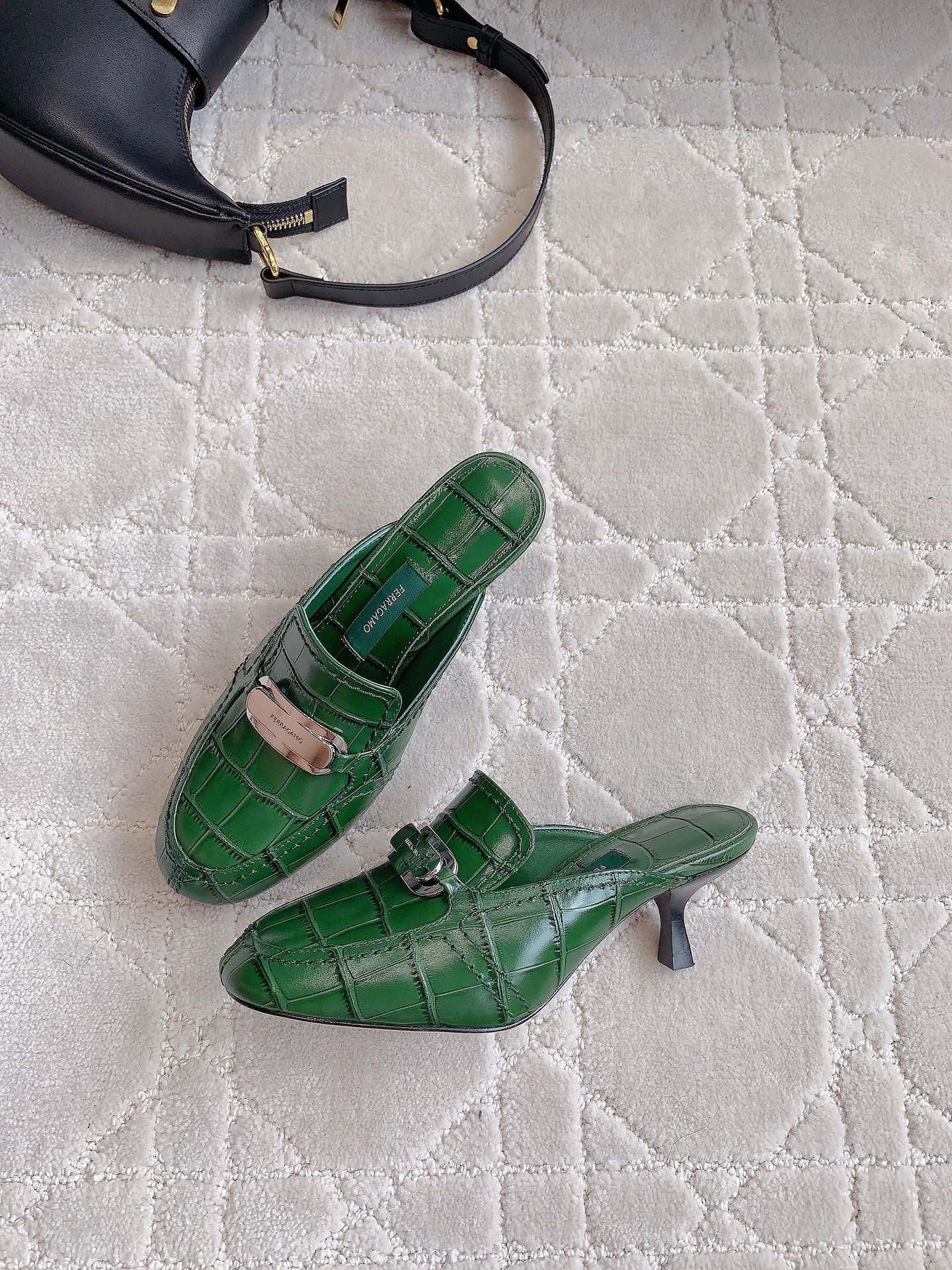 Ferragam’s Elegant Monolithic Half-Shoe in Oxen Skin with Italian Leather Lining - 图片 5