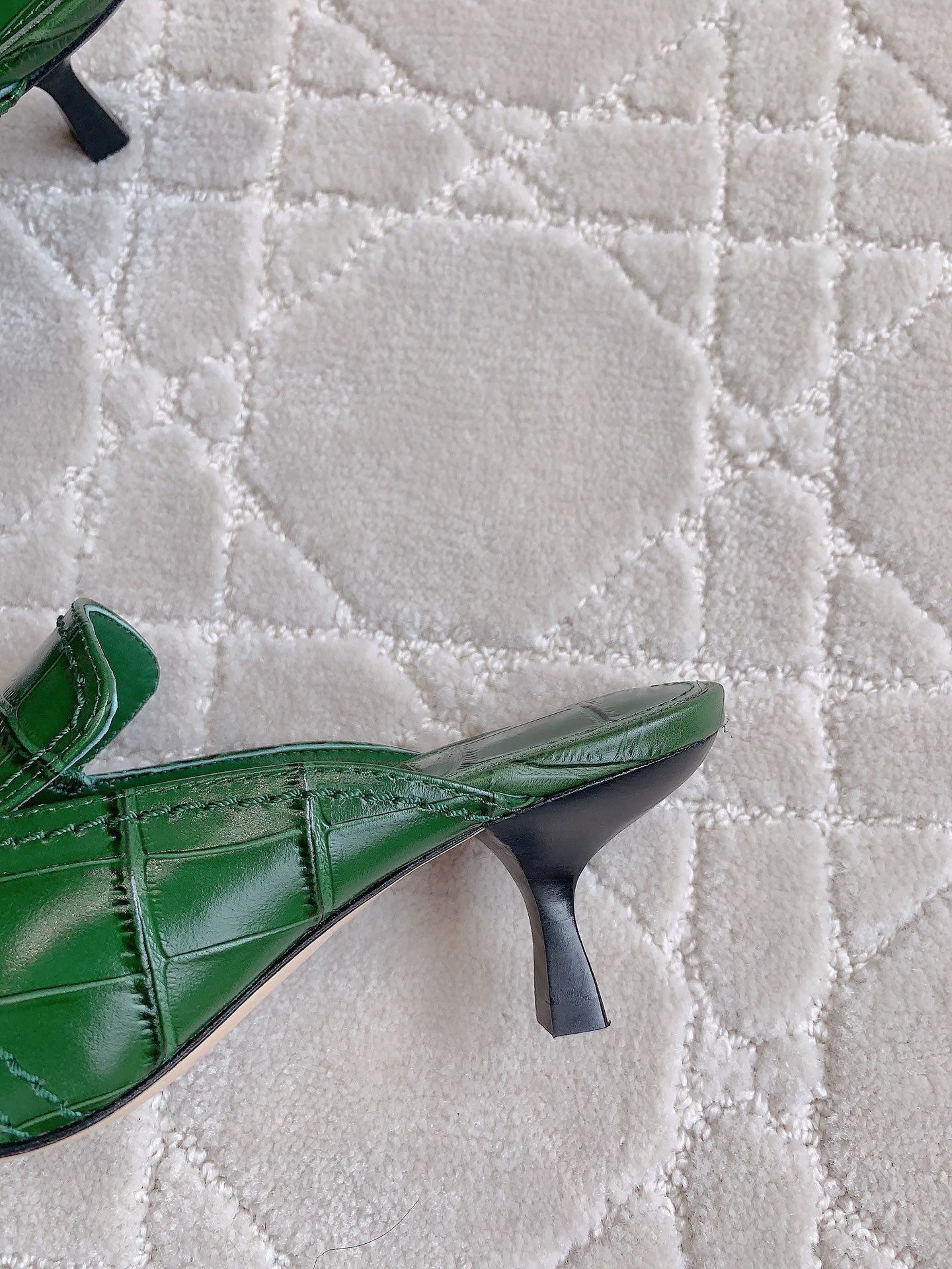 Ferragam’s Elegant Monolithic Half-Shoe in Oxen Skin with Italian Leather Lining - 图片 8