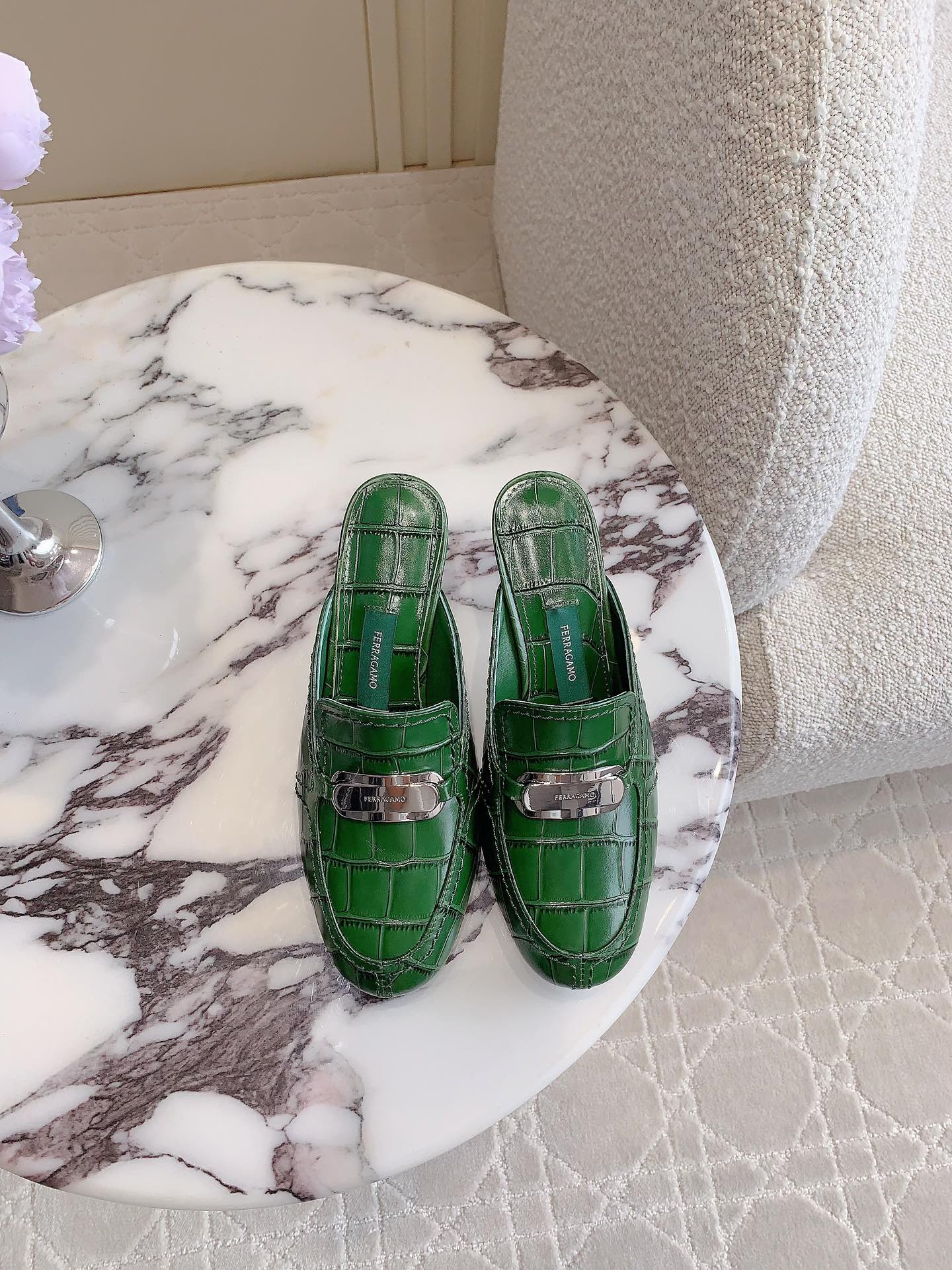 Ferragam’s Elegant Monolithic Half-Shoe in Oxen Skin with Italian Leather Lining - 图片 2
