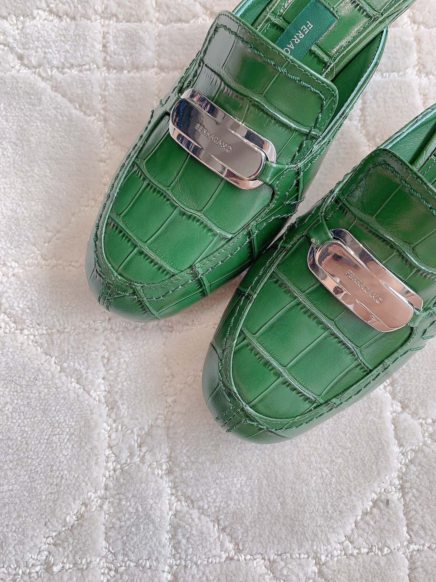 Ferragam’s Elegant Monolithic Half-Shoe in Oxen Skin with Italian Leather Lining - 图片 6