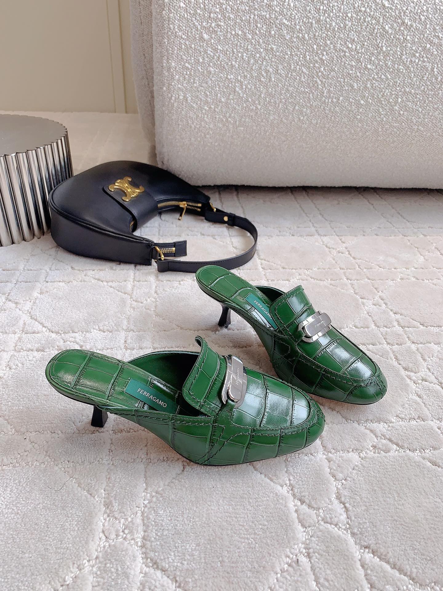 Ferragam’s Elegant Monolithic Half-Shoe in Oxen Skin with Italian Leather Lining - 图片 1