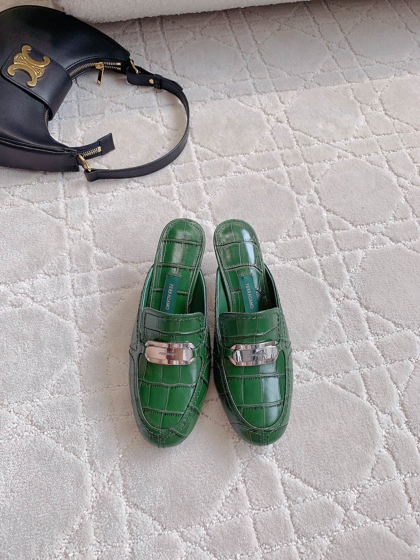 Ferragam’s Elegant Monolithic Half-Shoe in Oxen Skin with Italian Leather Lining - 图片 4