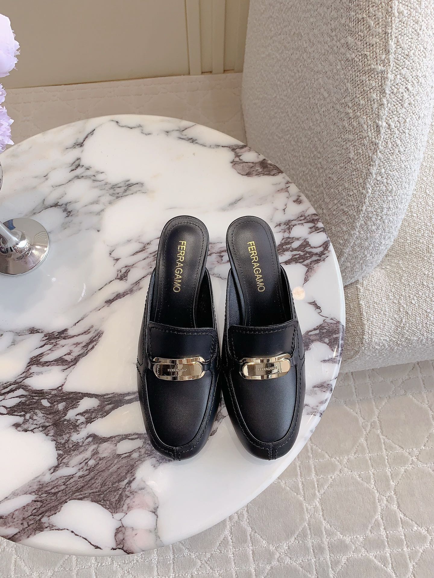 Ferragam’s Stylish Monolithic Half-Shoe in Oxen Skin with Italian Leather Insets - 图片 2