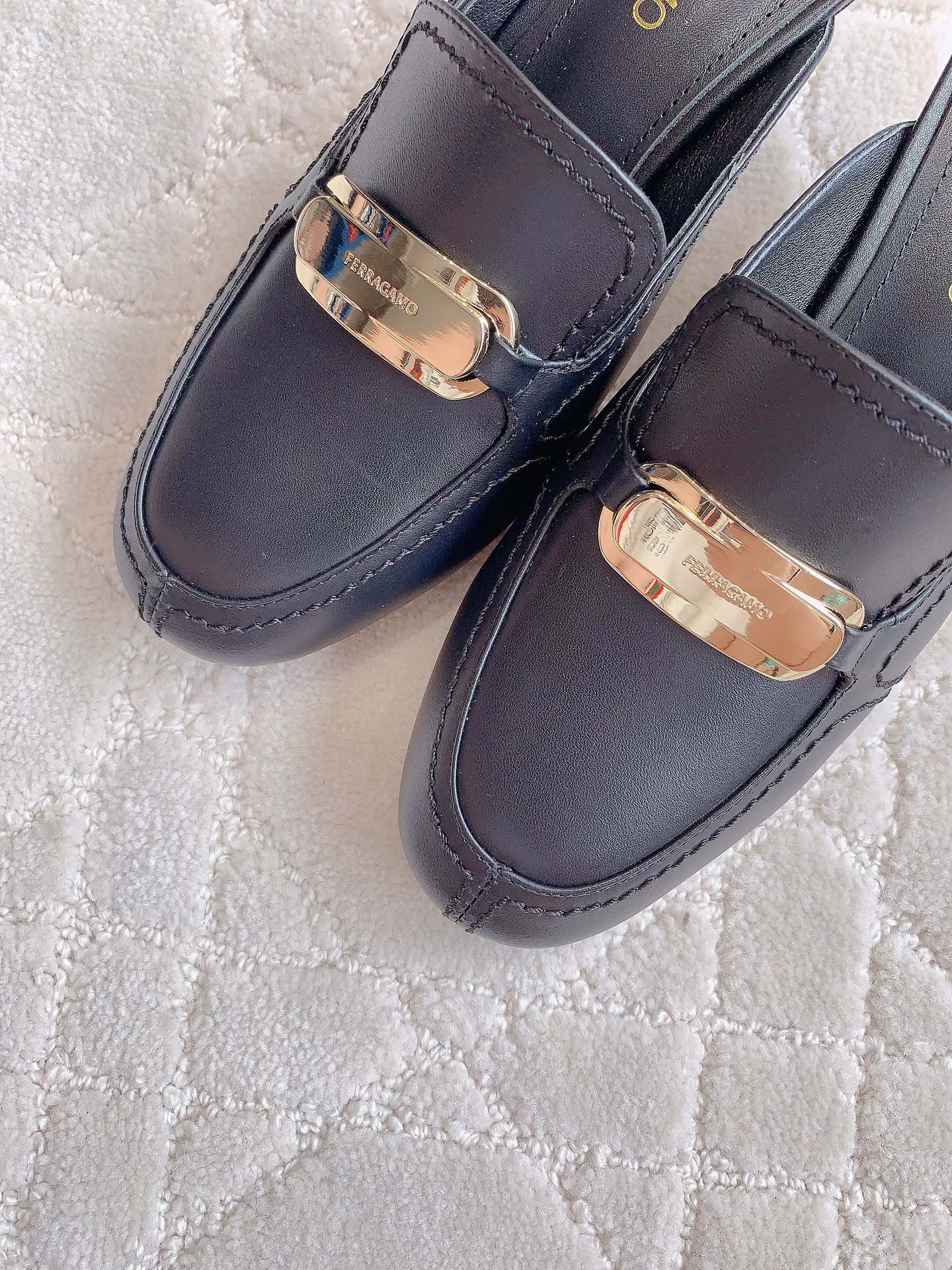 Ferragam’s Stylish Monolithic Half-Shoe in Oxen Skin with Italian Leather Insets - 图片 6