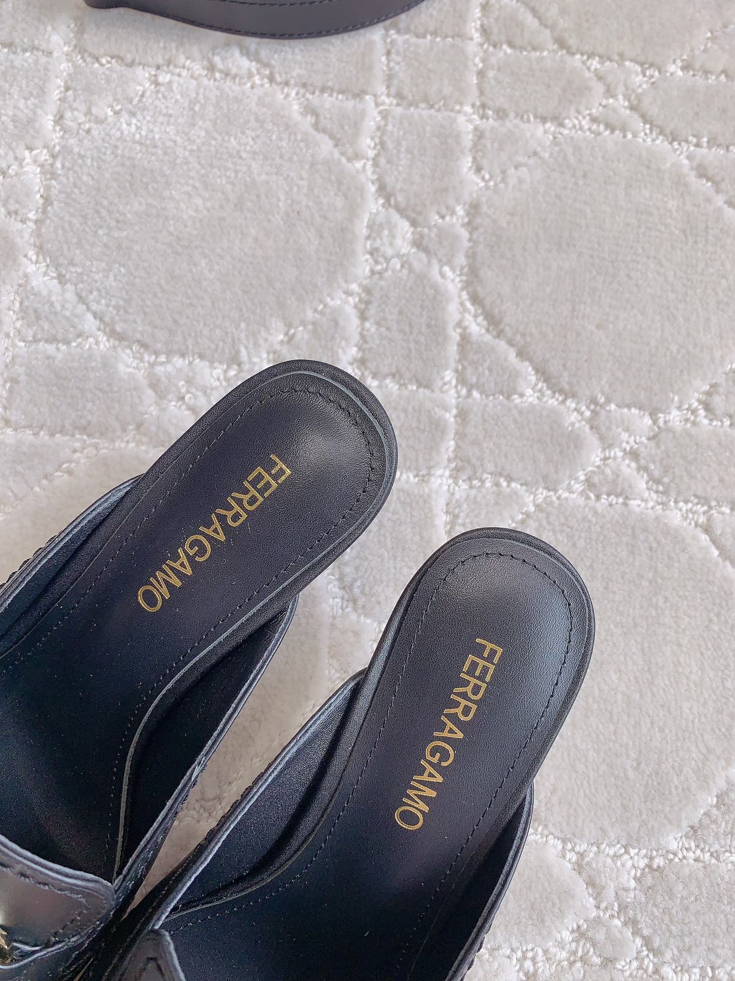 Ferragam’s Stylish Monolithic Half-Shoe in Oxen Skin with Italian Leather Insets - 图片 7