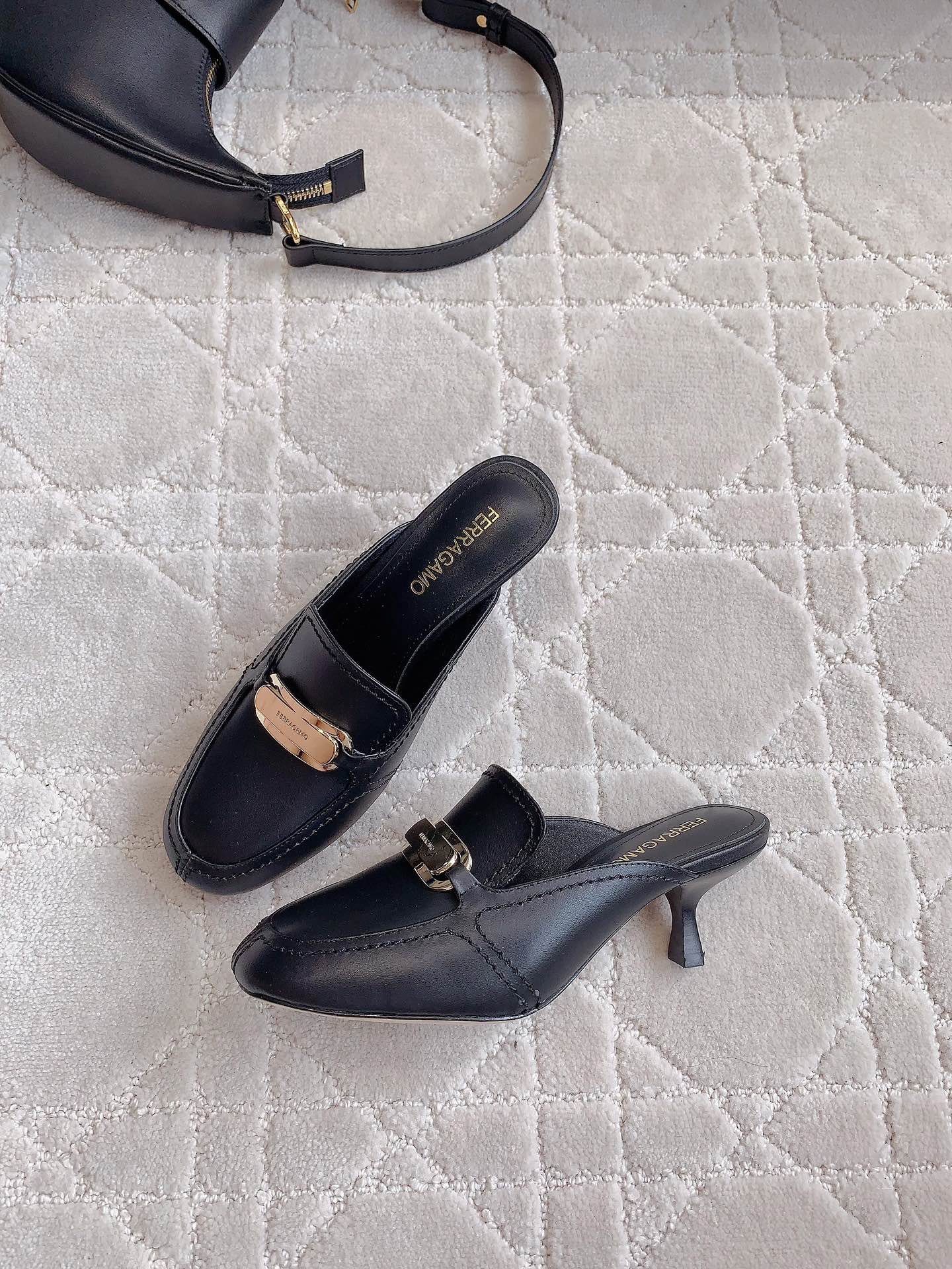 Ferragam’s Stylish Monolithic Half-Shoe in Oxen Skin with Italian Leather Insets - 图片 5