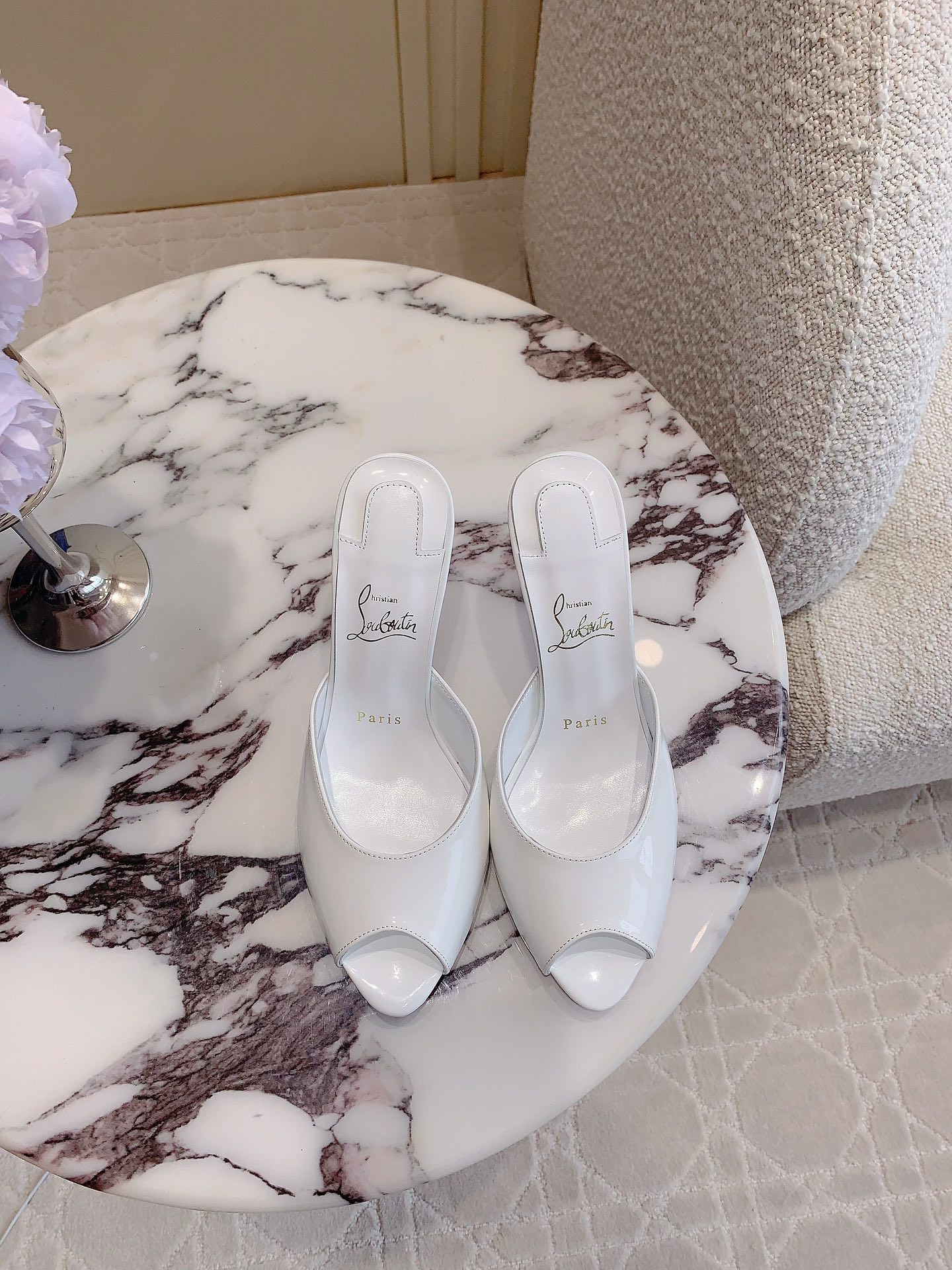 NO:392494,Christian Loubouti* New fish mouth high heel sandals. The smooth curves outline the graceful style. The sexy style is fully displayed. The upper is ox patent leather, the inner foot padded sheepskin. The original imported AR1 top-grade leather outsole. Heel height. Heel height 9.5cm. Size 35-39 (customized for 34.40.41.42.43). High heels, high heels, slippers, sheepskin, Leather soles.19860909Christian Loubouti* 新款鱼嘴高跟凉拖鞋 流畅的曲线勾勒曼妙风情 尽显性感风姿 鞋面牛漆皮 内里垫脚羊皮 原版进口AR1顶级真皮大底 跟高 跟高9.5cm 尺码35-39（34.40.41.42.43定做）,高跟鞋,high heels,slippers,sheepskin,Leather soles,Women's Shoes