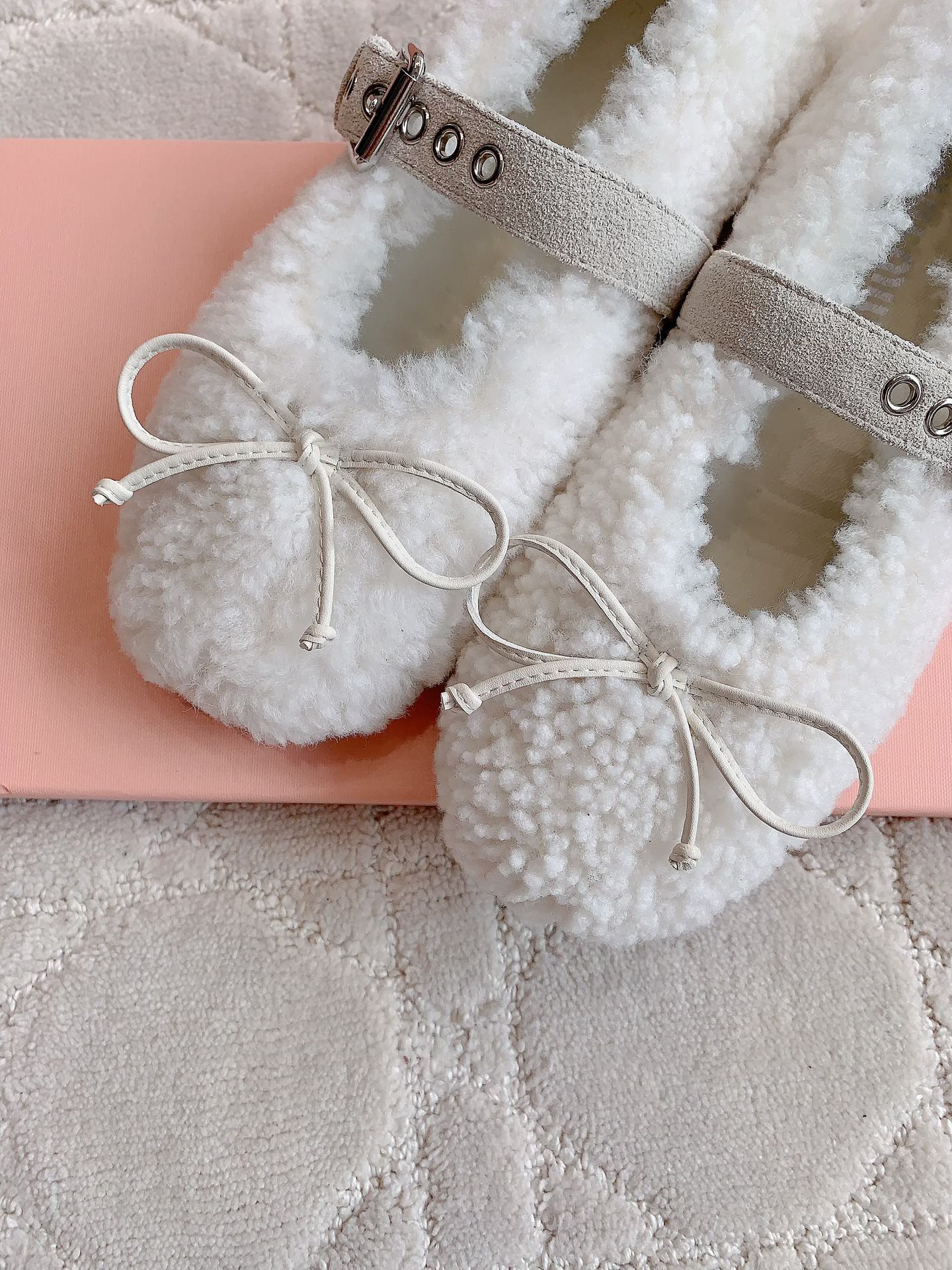 “725 Plant Care Tips & Miu’s Hairy Shoes for Fall/Winter Fashion” - 图片 5