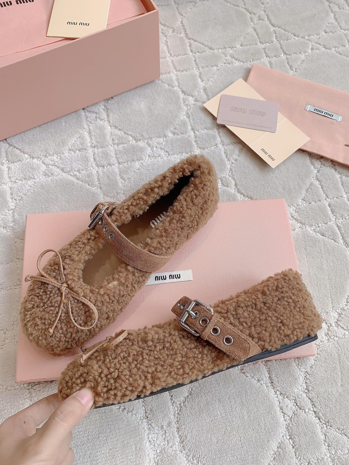 “725 Plant Care Tips and Miu’s Hairy Shoes for Fall/Winter Fashion” - 图片 4