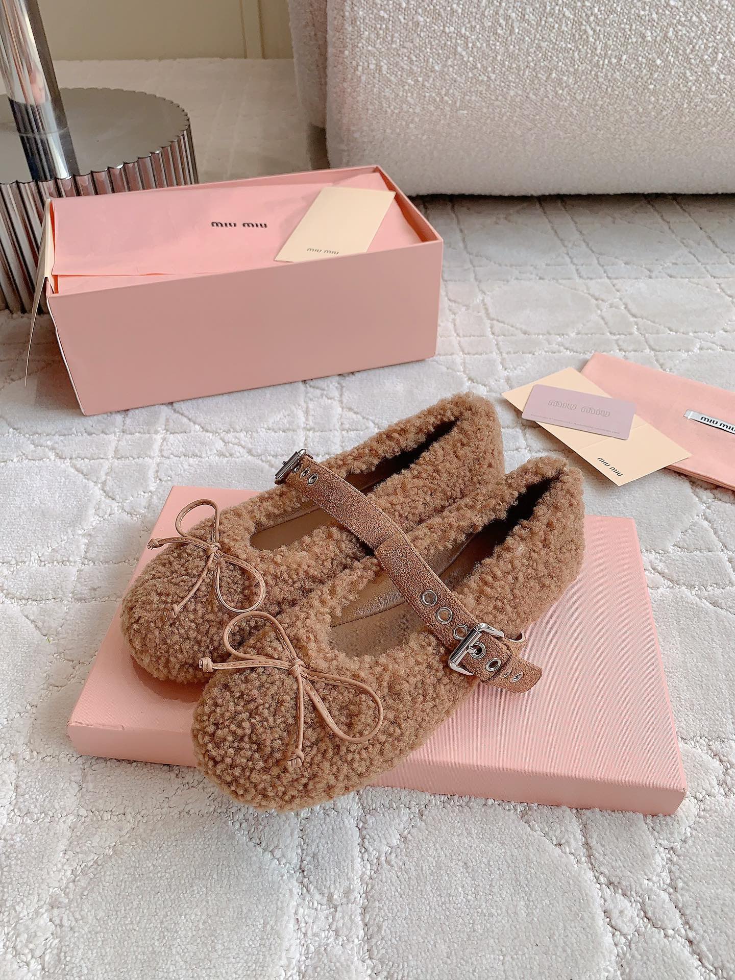 “725 Plant Care Tips and Miu’s Hairy Shoes for Fall/Winter Fashion” - 图片 2