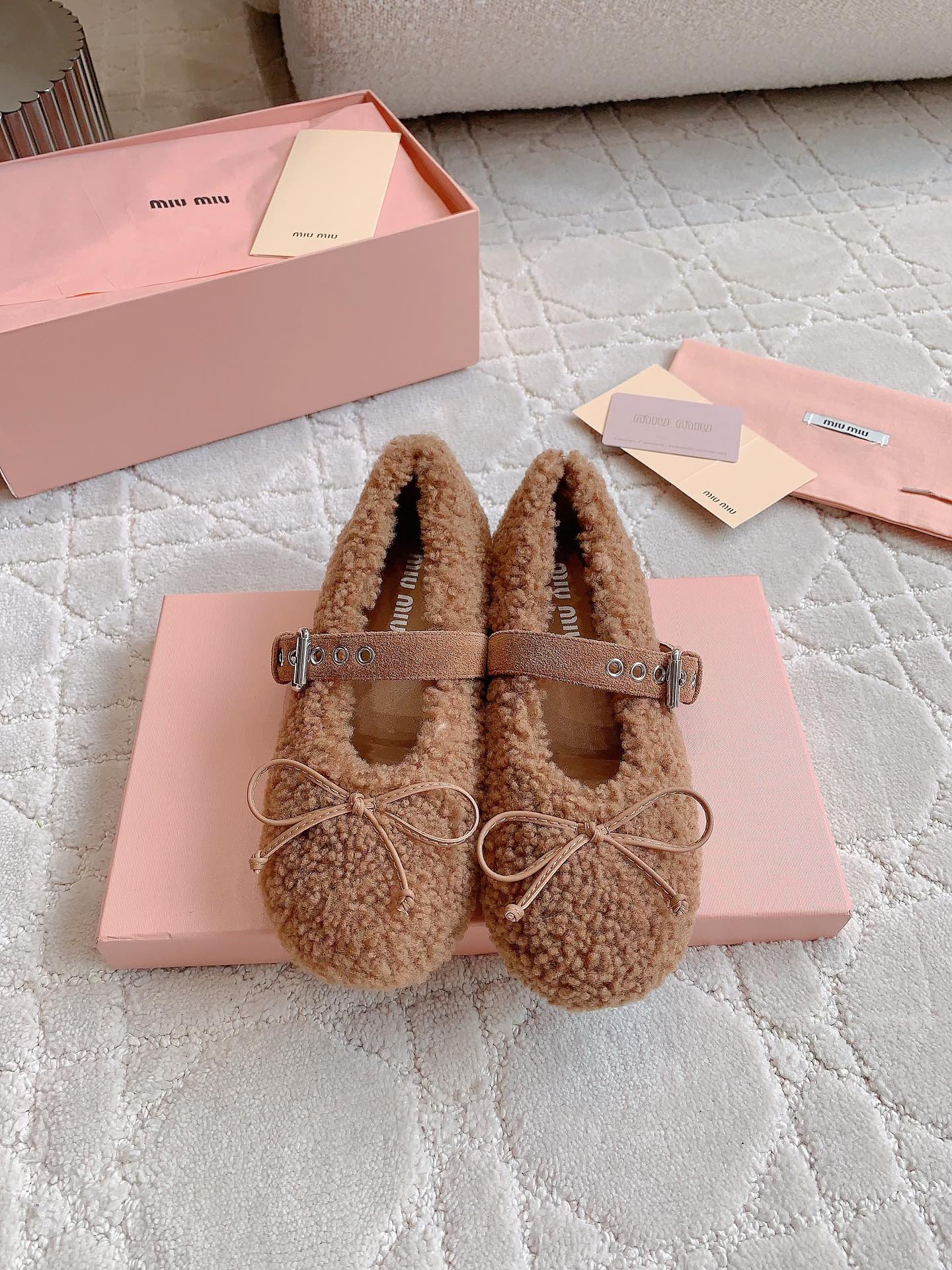 “725 Plant Care Tips and Miu’s Hairy Shoes for Fall/Winter Fashion” - 图片 1