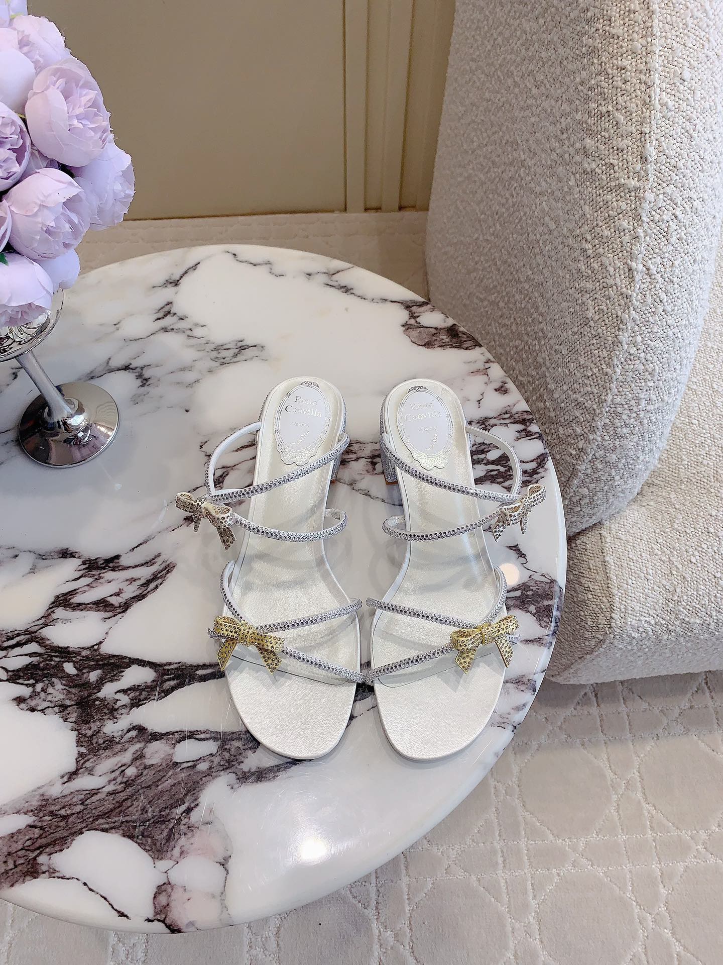 NO:468274,Ren* Caovill* new rhinestone bow thick heel sandals. The ever-fair rhinestones are exquisitely shining. They show unique details and dazzling marks. ~~ Silk on the upper and Swarovski rhinestones. Inner footbed sheepskin Italian leather outsole. Heel height 4.5cm. Size 35-39 (34 40 41 42 43 customized), slippers, slippers, sheepskin, real silk, Leather soles19860909Ren* Caovill*新款水钻蝴蝶结粗跟凉拖鞋 永远仙气十足的水钻精致闪耀 展现独特的细节与耀眼的印记～～ 鞋面真丝加施华洛水钻 内里垫脚羊皮 意大利真皮大底 跟高4.5cm 尺码35-39（34 40 41 42 43定做）,拖鞋,slippers,sheepskin,real silk,Leather soles,Women's Shoes