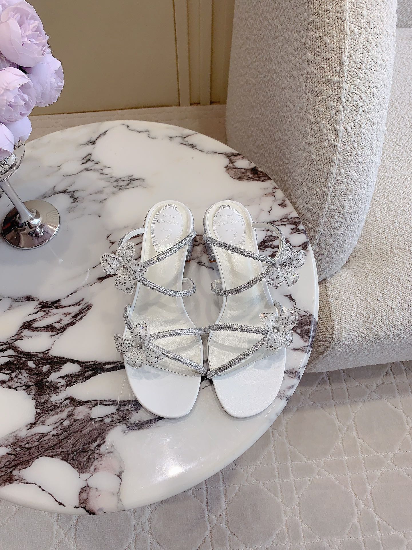 NO:468267,Ren* Caovill* new rhinestone flower thick heel sandals. The ever-fair rhinestones are exquisitely shining. They show unique details and dazzling marks. ~~ Silk on the upper and Swarovski rhinestones. Inner footbed sheepskin Italian leather outsole Heel height 4.5cm Size 35-39 (34 40 41 42 43 Custom made), slippers, slippers, sheepskin, real silk, Leather soles19860909Ren* Caovill*新款水钻花朵粗跟凉拖鞋 永远仙气十足的水钻精致闪耀 展现独特的细节与耀眼的印记～～ 鞋面真丝加施华洛水钻 内里垫脚羊皮 意大利真皮大底 跟高4.5cm 尺码35-39（34 40 41 42 43定做）,拖鞋,slippers,sheepskin,real silk,Leather soles,Women's Shoes