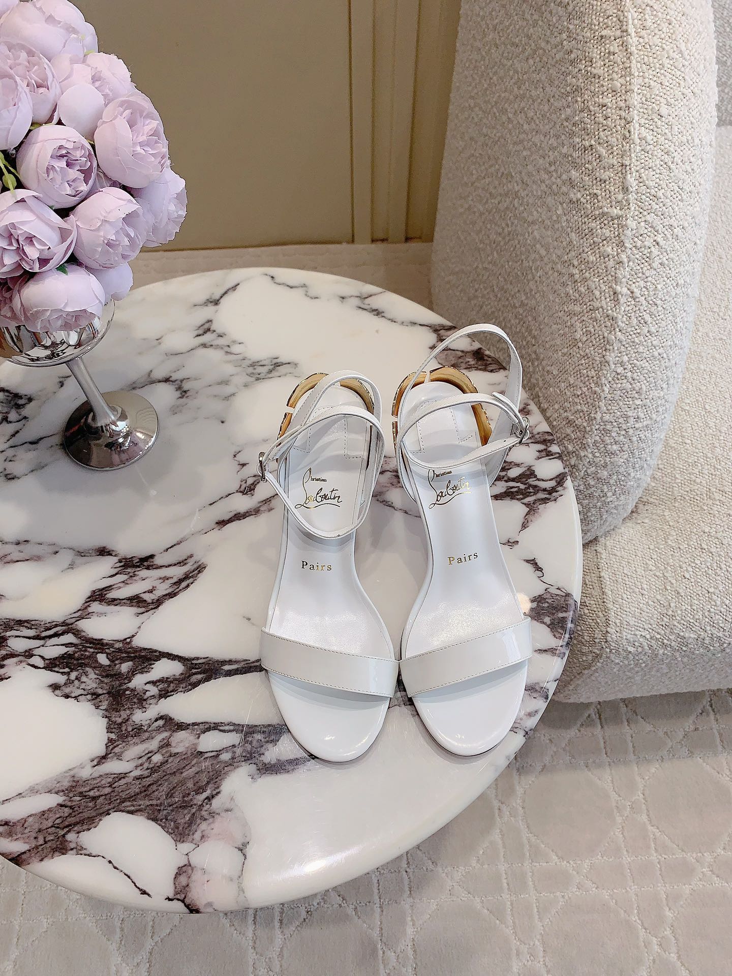 NO:392509,Christian Loubouti* New red-soled high-heeled sandals The flower heel design is very distinctive. The smooth curve outlines the graceful style. The sexy style is full of sexy style. The classic style of the upper cowhide/silk. Inner footbed sheepskin. Original imported AR1 top-grade leather outsole. Heel height 8.5cm. Size 35-39 (customized for 34.40.41.42.43), high heels, sandals, high heels, cowhide, sheepskin, real silk, Leather soles19860909Christian Loubouti* 新款红底高跟凉鞋 花朵鞋跟设计非常有特点 流畅的曲线勾勒曼妙风情 尽显性感风姿 万年经典款 鞋面牛皮/真丝 内里垫脚羊皮 原版进口AR1顶级真皮大底 跟高8.5cm 尺码35-39（34.40.41.42.43定做）,高跟鞋,sandals,high heels,cowhide,sheepskin,real silk,Leather soles,Women's Shoes