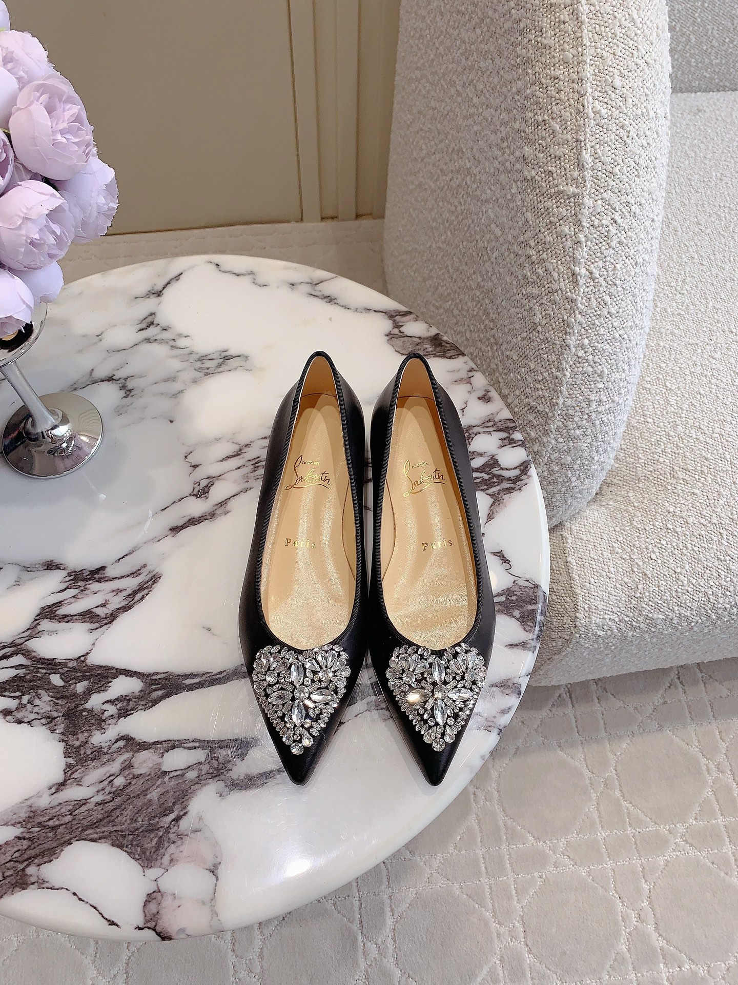 NO:168143,Christian Loubouti* New limited love gem red sole high heels for love. Pointed toe with the iconic shallow upper and slender heels. Soft white Napa toe embellishes eye-catching heart-shaped crystal gem inlays interwoven into a fairytale dream. Upper sheepskin inner footbed sheepskin original imported AR1 top leather outsole heel height flat/6.5cm/10.5cm Size 35-39 (34.40.41.42.43 custom made), high heels, sheepskin, Leather soles19860909Christian Loubouti* 新款限定爱心宝石红底高跟鞋 为爱献礼 尖鞋头配标志性浅口鞋面搭配纤细的鞋跟 柔软的白色纳帕鞋头点缀夺目心型水晶宝石镶嵌 交织出童话般的梦境 鞋面羊皮 内里垫脚羊皮 原版进口AR1顶级真皮大底 跟高 平底/6.5cm/10.5cm 尺码35-39（34.40.41.42.43定做）,高跟鞋,high heels,sheepskin,Leather soles,Women's Shoes