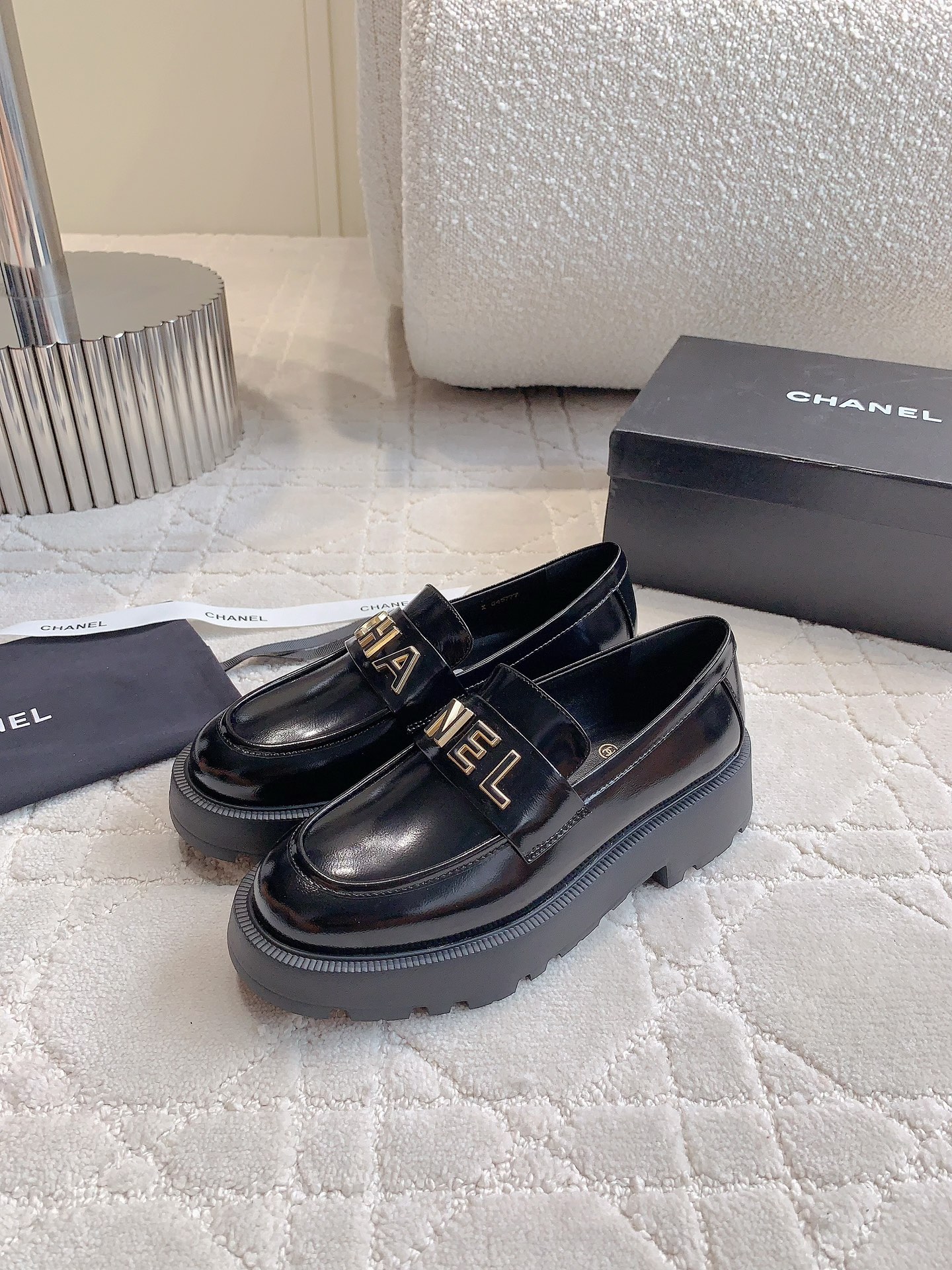 Chanel Chaussures Loafers Quincaillerie en or Cuir de vache