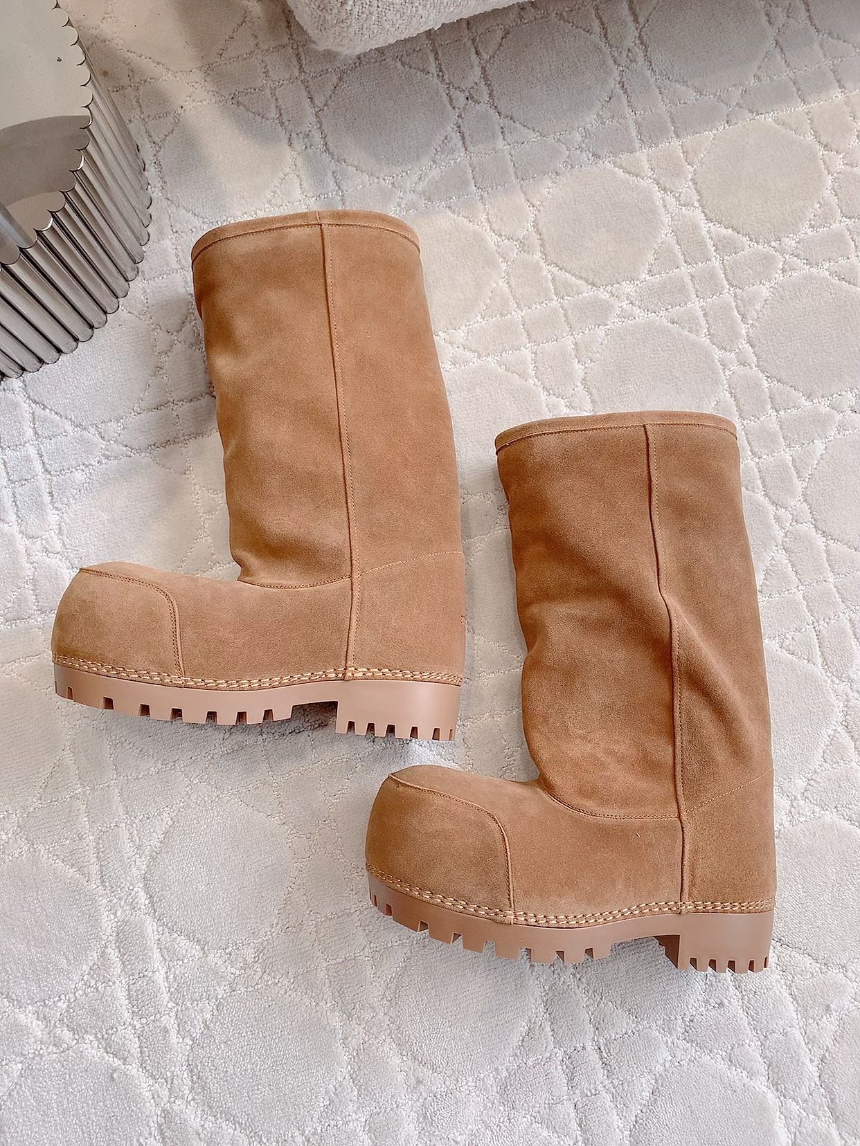 Stylish Balenciaga Snow Boots: New, Thick, Warm, and Unique Design - 图片 3