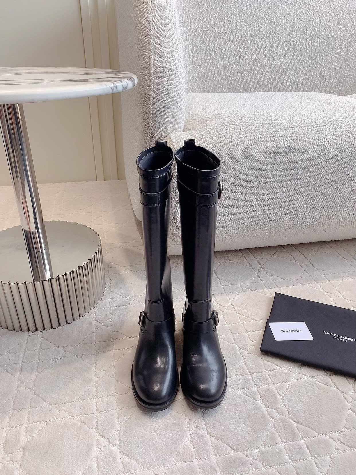 NO:577815,YSL's new buckle knight boots are super easy to wear and very flattering on the legs. The upper feet are really cool. The boots are soft and very comfortable to wear. The upper is calfskin. The lining is calfskin. The original molded outsole. Size 35-39 (34 40 custom-made), boots, saint laurent, boots, cowhide19860909YSL新款搭扣骑士长靴 超好穿的版型 非常修饰腿型 上脚实在泰酷辣 靴筒柔软穿着舒适度非常高  鞋面小牛皮 内里垫脚牛皮 原版开模大底 尺码35-39（34 40定做）,靴子,saint laurent,boots,cowhide,Women's Shoes