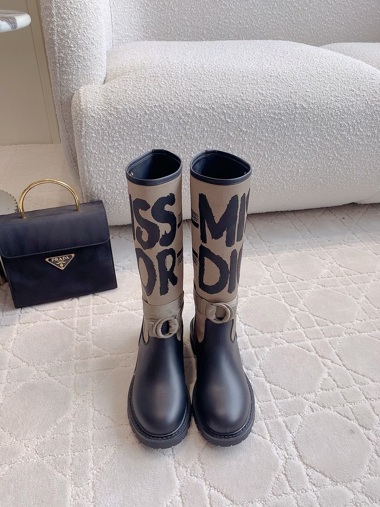 NO:460572,Dio* Graffiti Letter Boots Knight Boots, a very brand-recognizable elemental thorn, making the whole pair of boots look so beautiful!  The boots are super cool, the upper imported calfskin is combined with technology fabric, inner foot pad sheepskin original mold opening Tpu outsole size 35-39 (customized for 40 41), boots, dior, boots, cowhide, sheepskin19860909Dio*涂鸦字母长靴骑士靴 很有品牌辨识度的元素刺 让整双靴子颜值爆棚！靴型超级赞 上脚太酷了 鞋面进口小牛皮拼科技面料 内里垫脚羊皮 原版开模Tpu大底 尺码35-39（40 41定做）,靴子,dior,boots,cowhide,sheepskin,Women's Shoes