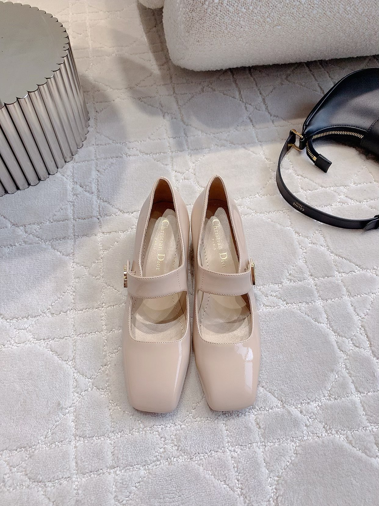 NO:468370,Dio's newest patent leather thick heel Mary Jane single shoes, a super beautiful item, original custom metal logo embellishment, exquisite and elegant existence, so beautiful that I am so beautiful, upper patent leather, inner footbed sheepskin Italian genuine leather outsole Heel height 4cm Size 35-39 (40 41 custom made), single shoes, Marie Jane, dior, mary jane, sheepskin, Leather soles19860909Dio*新款漆皮粗跟玛丽珍单鞋 超美的一款单品 原版定制金属logo点缀 精致优雅的存在 美到心巴上了 鞋面牛漆皮 内里垫脚羊皮 意大利真皮大底 跟高4cm 尺码35-39（40 41定做）,单鞋玛丽珍,dior,mary jane,sheepskin,Leather soles,Women's Shoes