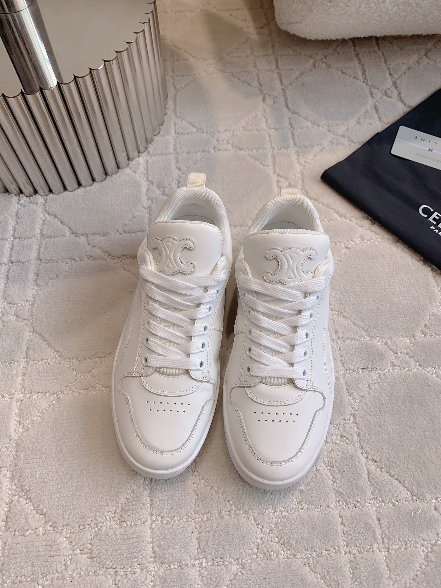 NO:629796,Same style for men and women CELIN* new bread shoes and sneakers, classic colors, versatile and timeless, leather upper, breathable mesh inside, original molded outsole, women's size 35-39 (customized at 40), men's size 39-44 (customized at 45), casual shoes/sports shoes, celine, sneakers, cowhide19860909男女同款 CELIN*新款面包鞋板鞋 经典配色 百搭不过时  鞋面牛皮 内里透气网面 原版开模大底 女码35-39（40定做）男码39-44（45定做）,休闲鞋/运动鞋,celine,sneakers,cowhide,Women's Shoes