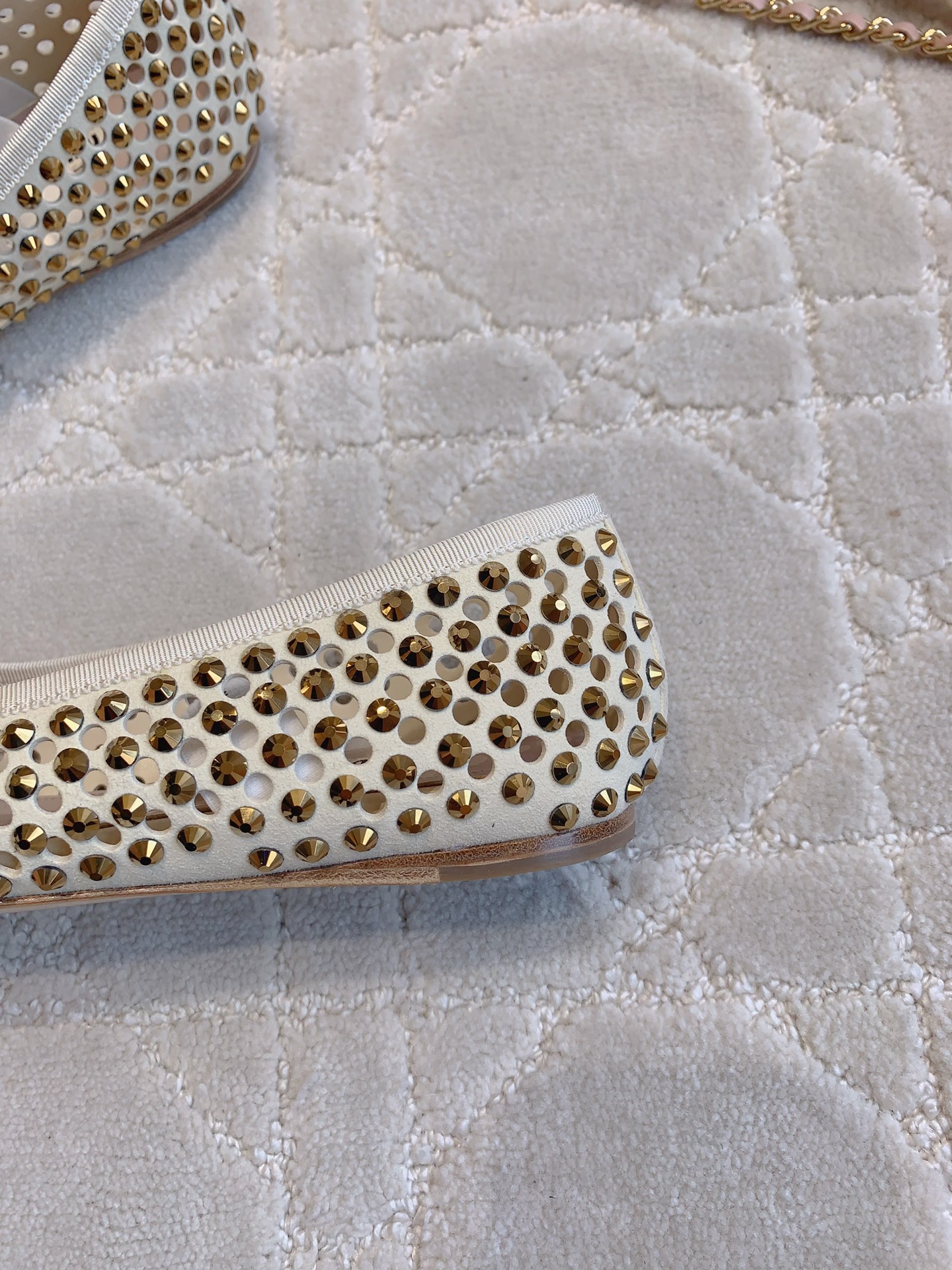 Luxurious Ballet Shoes: Miu’s Perfect Match of Style and Comfort - 图片 7