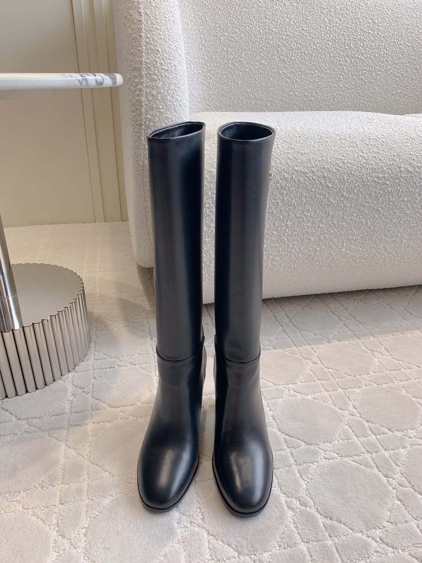 NO:460608,Dio's newest high heel thick heel boots, simple and atmospheric, classic logo decoration shows exquisite and high-end feel, super long legs on the feet, classic and versatile, unpredictable, cowhide, inner foot pad sheepskin, Italian leather outsole, heel height 9cm, size 35-39 (40 41 custom made), boots, dior, boots, cowhide, sheepskin, Leather soles19860909Dio*新款高跟粗跟长靴 简约大气 经典logo装饰尽显精致高级感 上脚超级显腿长 经典百搭不过时 鞋面牛皮 内里垫脚羊皮 意大利真皮大底 跟高9cm 尺码35-39（40 41定做）,靴子,dior,boots,cowhide,sheepskin,Leather soles,Women's Shoes