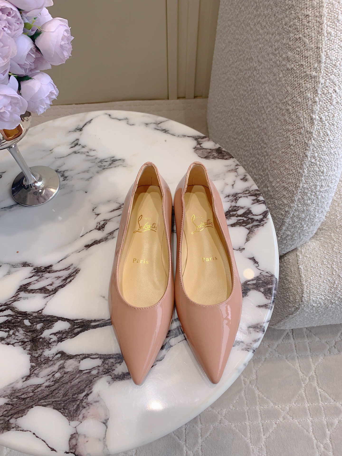 NO:168168,Christian Loubouti* Classic wavy red-soled flat shoes. Smooth curves outline the graceful style. Shows sexy style. A thousand-year-old classic model. Upper, patent leather, inner footbed sheepskin. Original imported AR1 top-grade leather outsole. Size 35-39 (customized for 34.40.41.42.43), high heels, flats, high heels, sheepskin, Leather soles19860909Christian Loubouti* 经典波浪边红底平底鞋 流畅的曲线勾勒曼妙风情 尽显性感风姿 万年经典款 鞋面牛漆皮 内里垫脚羊皮 原版进口AR1顶级真皮大底 尺码35-39（34.40.41.42.43定做）,高跟鞋,flats,high heels,sheepskin,Leather soles,Women's Shoes