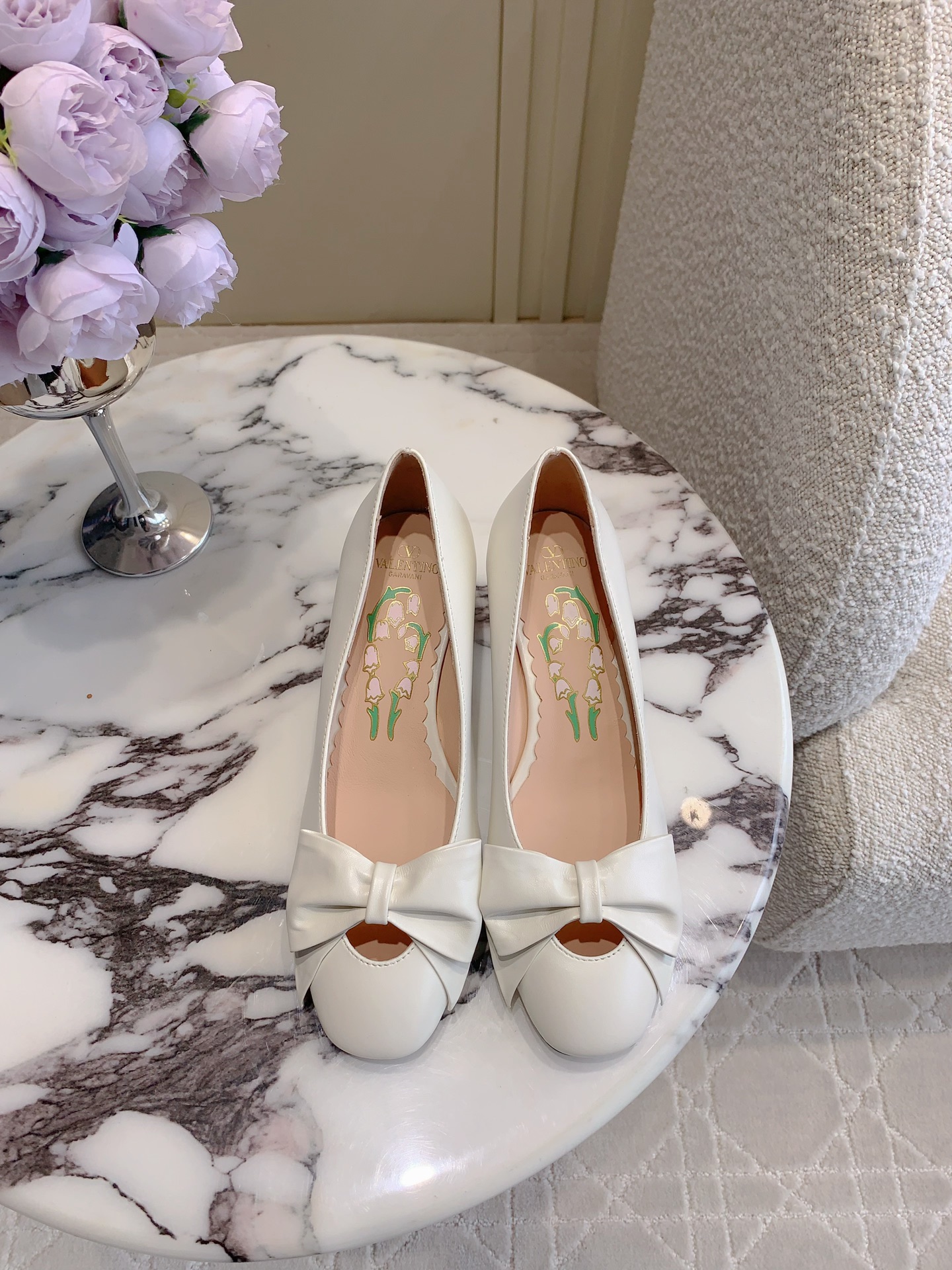 NO:252209,VALENTIN* new butterfly thick heel single shoes. The bow elements are sweet and age-reducing. They are simply sweet and cool. They are perfect for salt and sweet. My dream shoes. Calfskin upper, inner footbed sheepskin. Heel height 4cm. Italian leather outsole. Size 35-39 (40 41 custom made), single shoes, valentino, cowhide, sheepskin, Leather soles19860909VALENTIN*新款蝴蝶粗跟单鞋 蝴蝶结元素甜美又减龄 让人眼前一看 简直就是甜美酷酷的完美适配 可盐可甜 我的梦中情鞋 鞋面小牛皮 内里垫脚羊皮 跟高4cm 意大利真皮大底 尺码35-39（40 41定做）,单鞋,valentino,cowhide,sheepskin,Leather soles,Women's Shoes