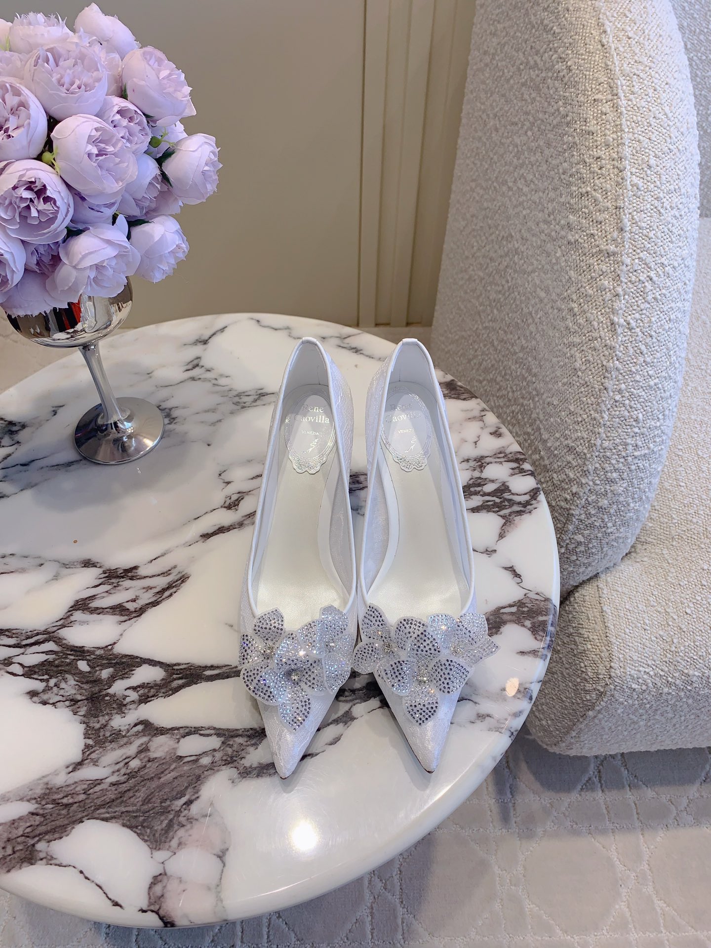 NO:468180,Ren* Caovill* new rhinestone flower lace high heel shoes. The ever-fair rhinestones are exquisitely shining, showing unique details and dazzling marks~~ Imported lace on the upper with Swarovski rhinestones, footbed sheepskin Italian leather outsole Heel height 7cm Size 35-39 (34 40 41 42 43 Customized), high heels, sheepskin, Leather soles19860909Ren* Caovill*新款水钻花朵蕾丝高跟单鞋 永远仙气十足的水钻精致闪耀 展现独特的细节与耀眼的印记～～ 鞋面进口蕾丝加施华洛水钻 垫脚羊皮 意大利真皮大底 跟高7cm 尺码35-39（34 40 41 42 43定做）,高跟鞋单鞋,high heels,sheepskin,Leather soles,Women's Shoes